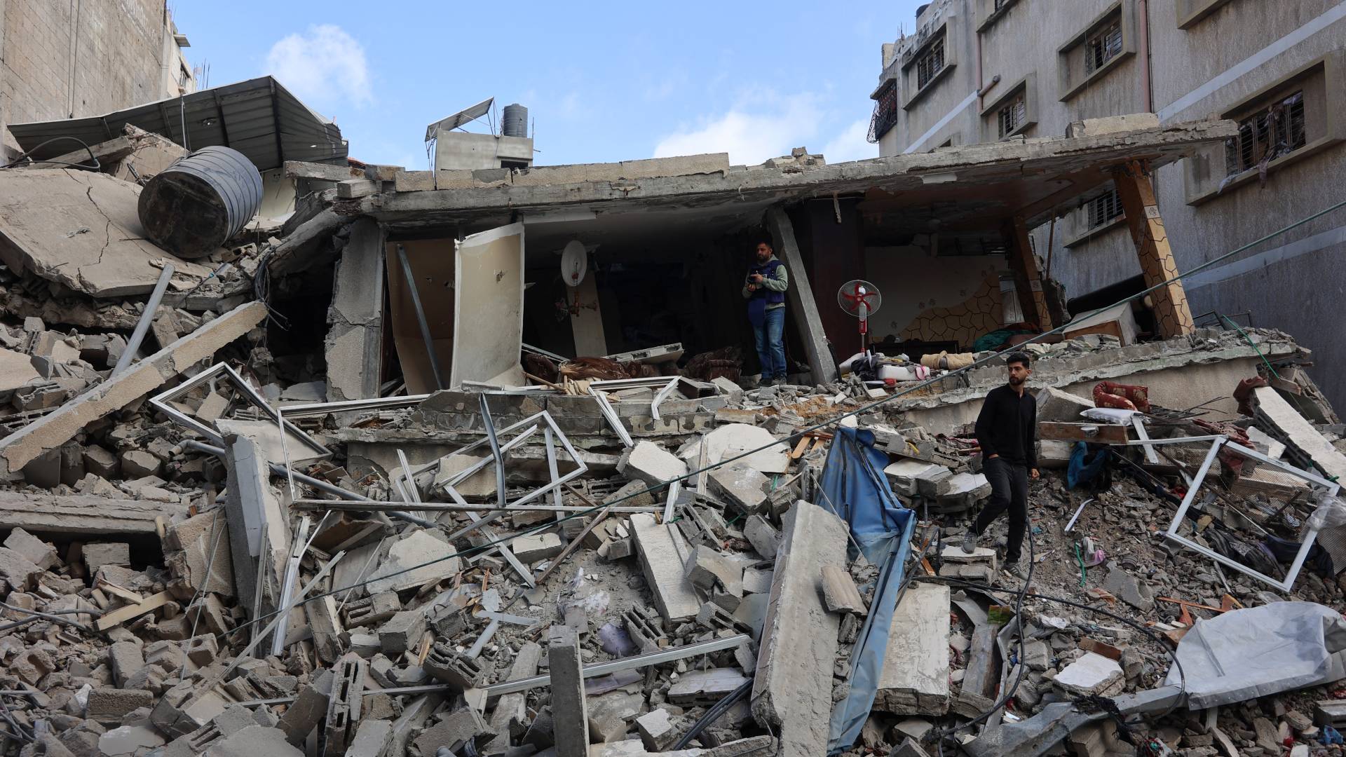 آثار القصف على بناية سكنية في غزة "أ ف ب"