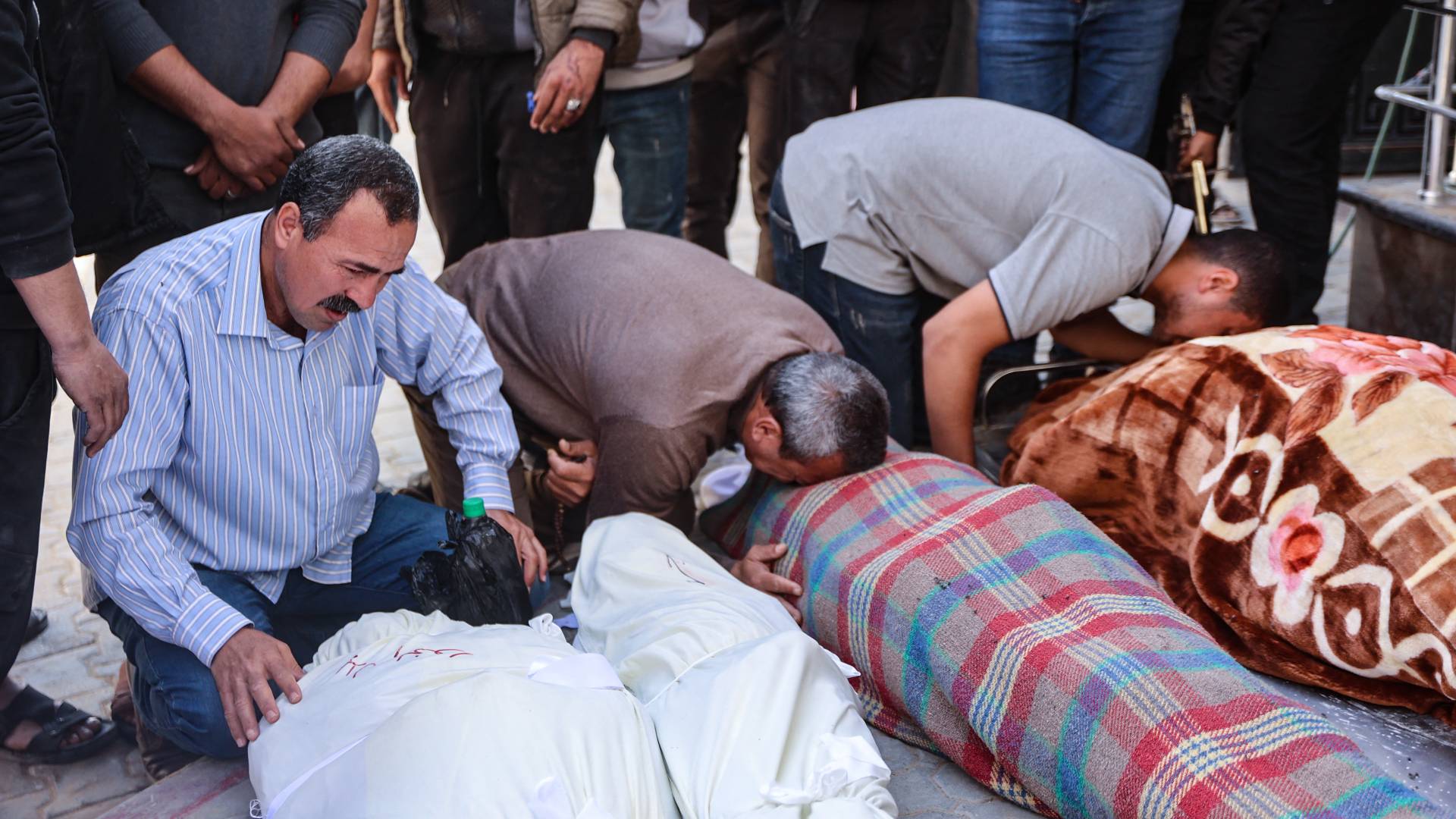 أشخاص يبكون أقاربهم الذين ارتقوا بغارات للاحتلال على قطاع غزة