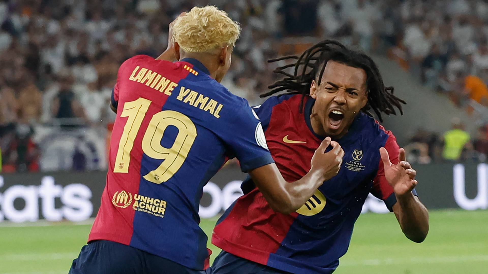 الفرنسي جول كوندي يحتفل بهدفه