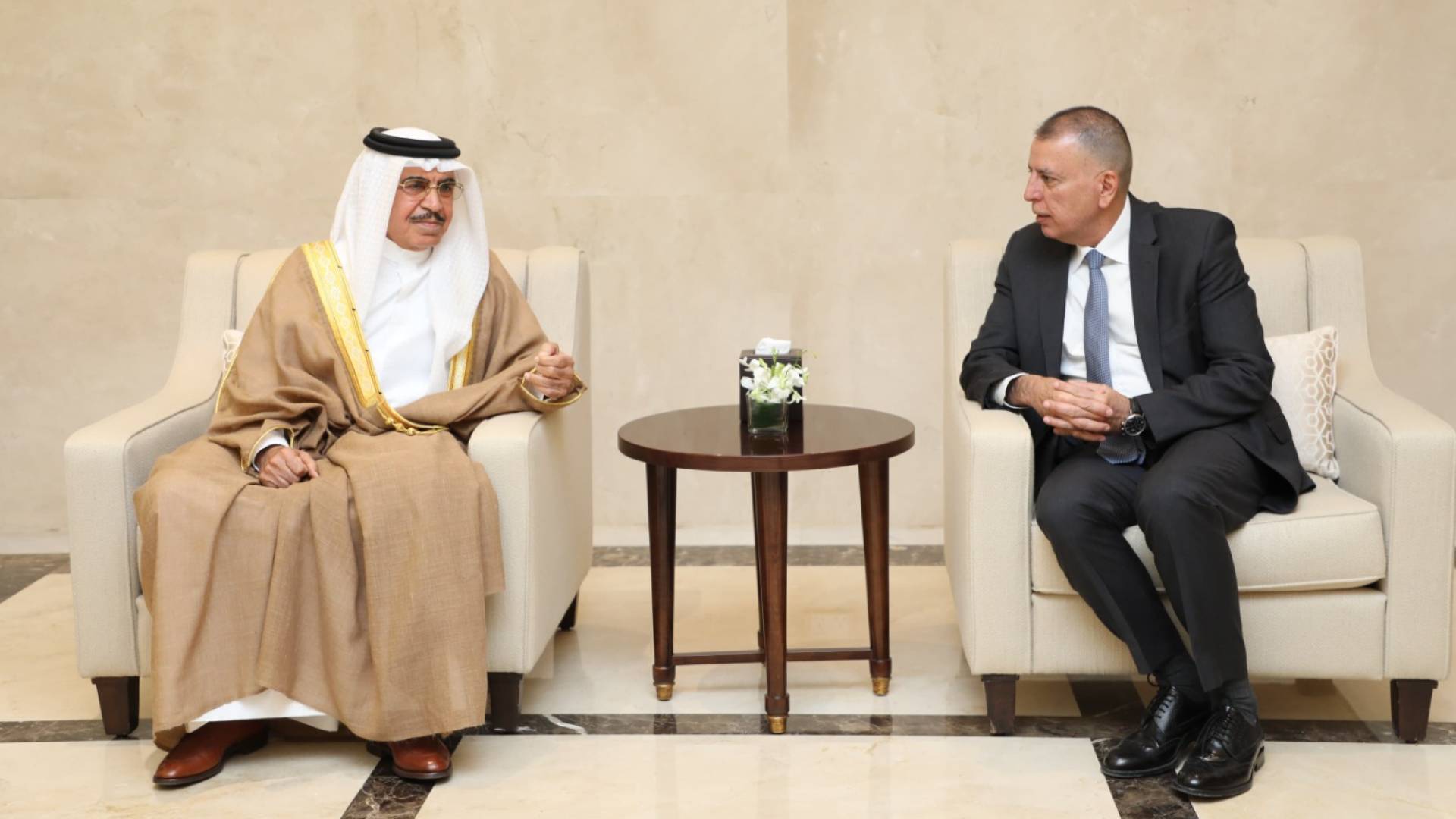 وزير الداخلية مازن الفراية يستقبل نظيره البحريني