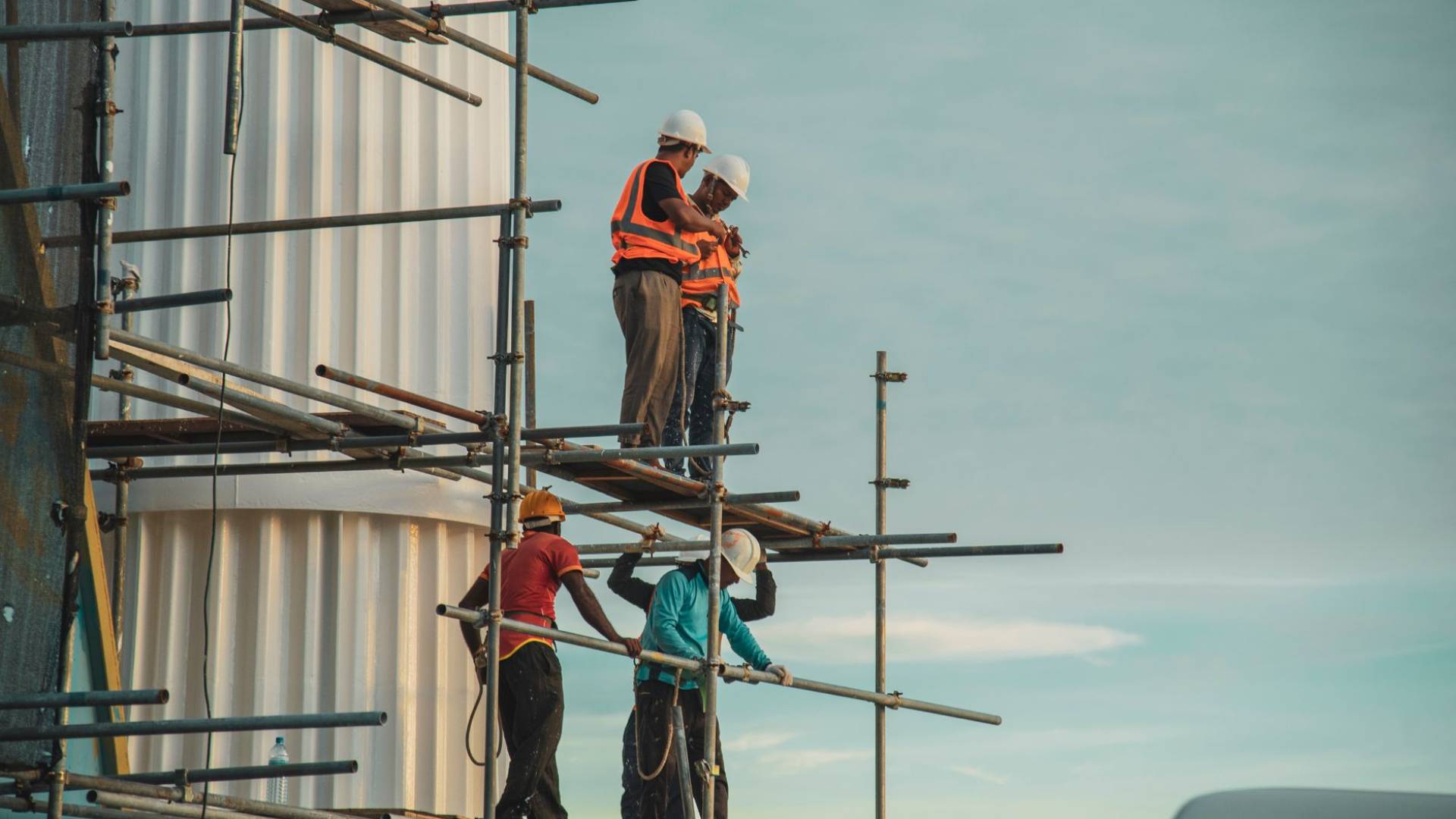 صورة تظهر عمالة وافدة في قطاع الانشاءات