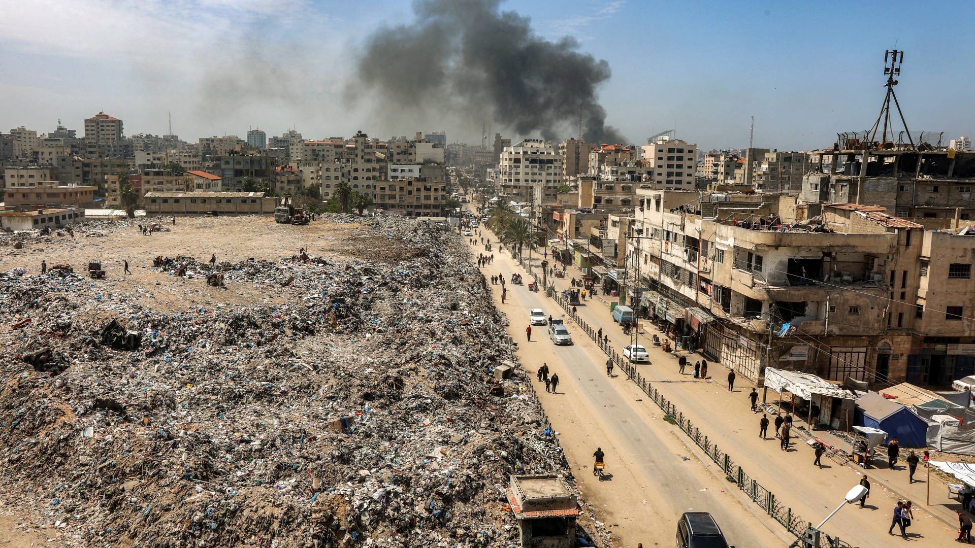 تصاعد أعمدة الدخان إثر الاستهداف في قطاع غزة