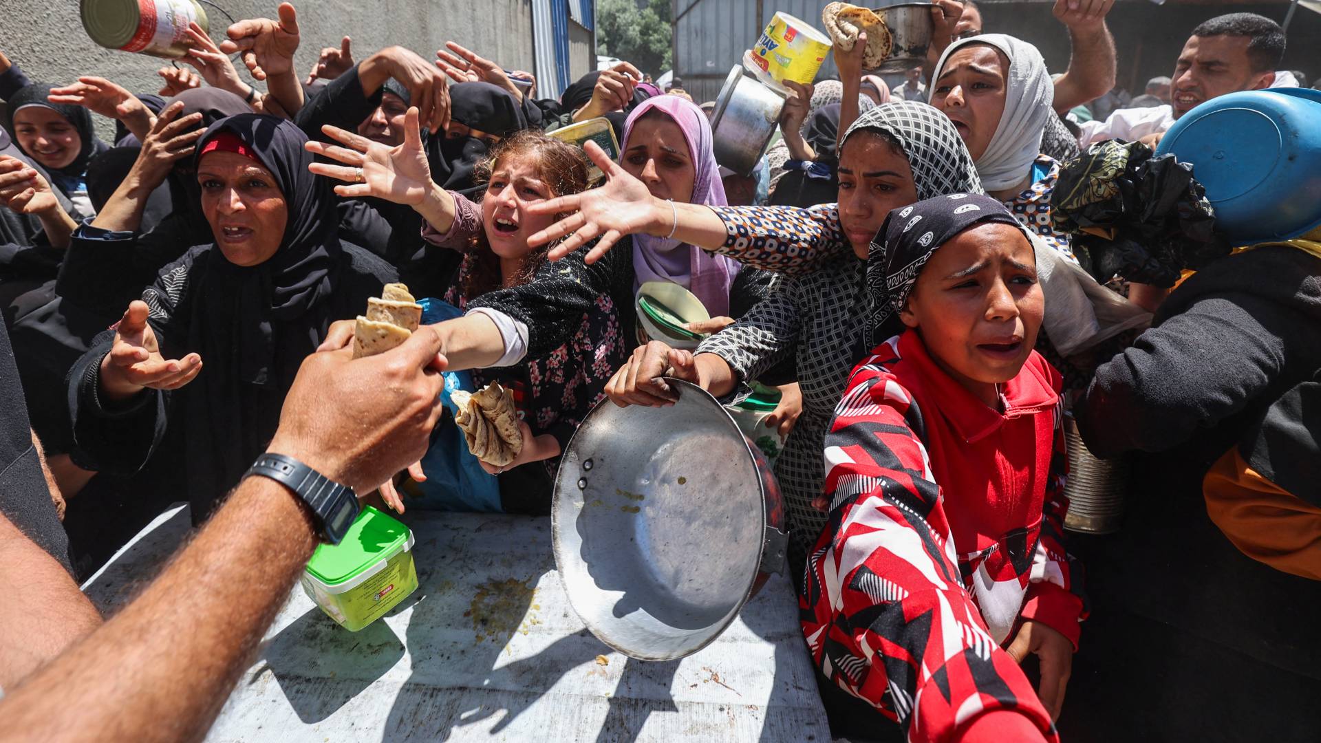 فلسطينيون في غزة يتوافدون للحصول على قليل من الطعام