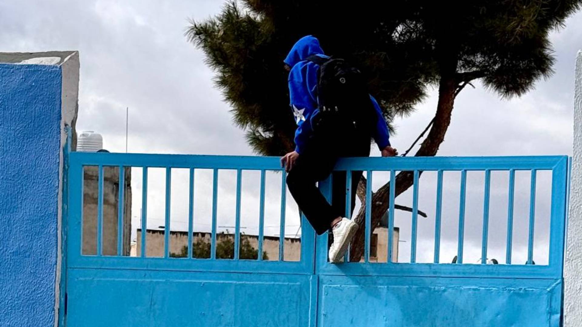 طالب يحاول التسرب من إحدى المدارس - أرشيفية