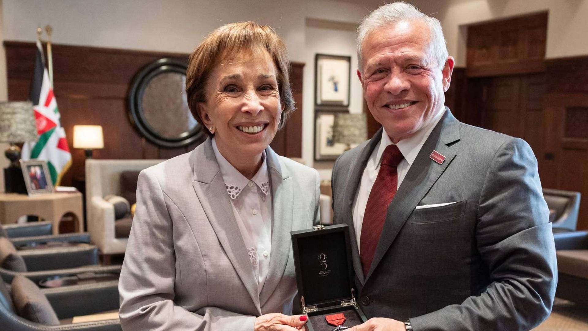 الملك ينعم على الأميرة بسمة بنت طلال  بميدالية اليوبيل الفضي