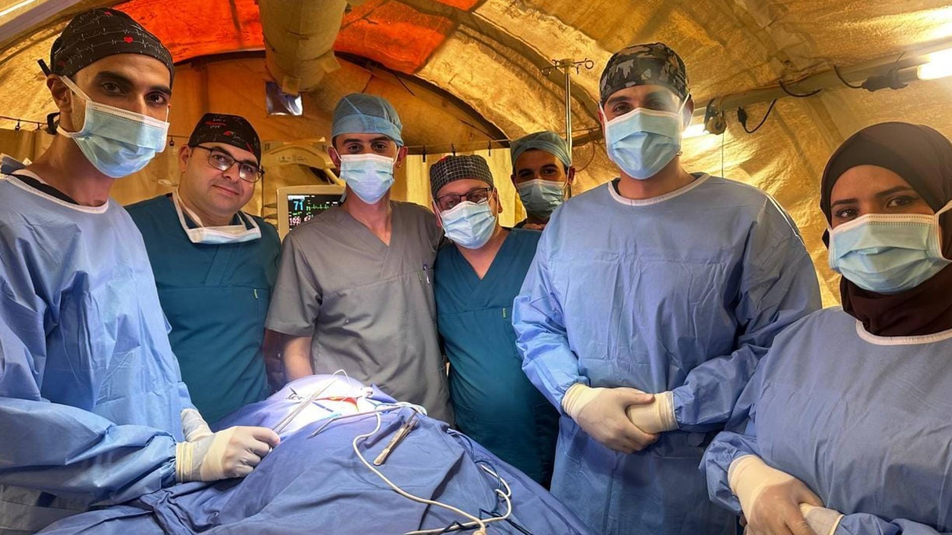 الطواقم الطبية في المستشفى الميداني الأردني جنوب غزة/6