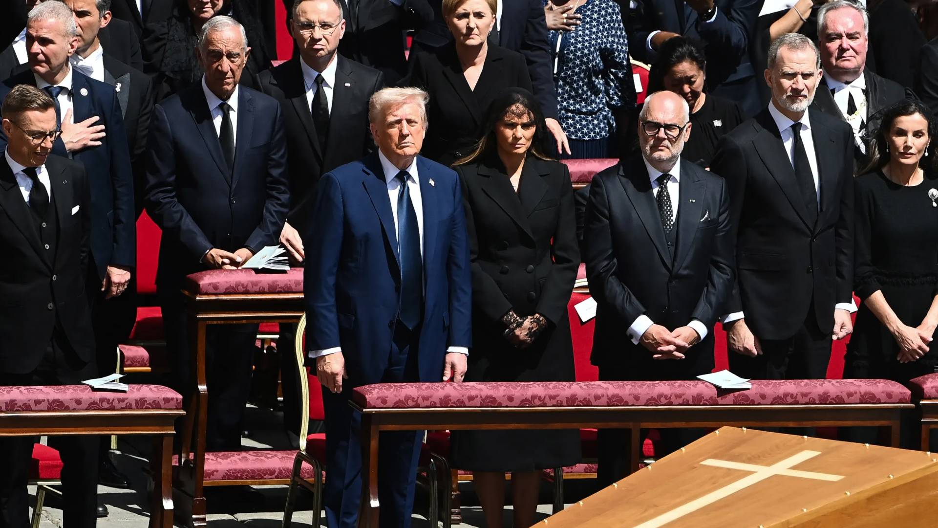 دونالد ترمب وزوجته ميلانيا خلال مشاركته في جنازة البابا فرنسيس