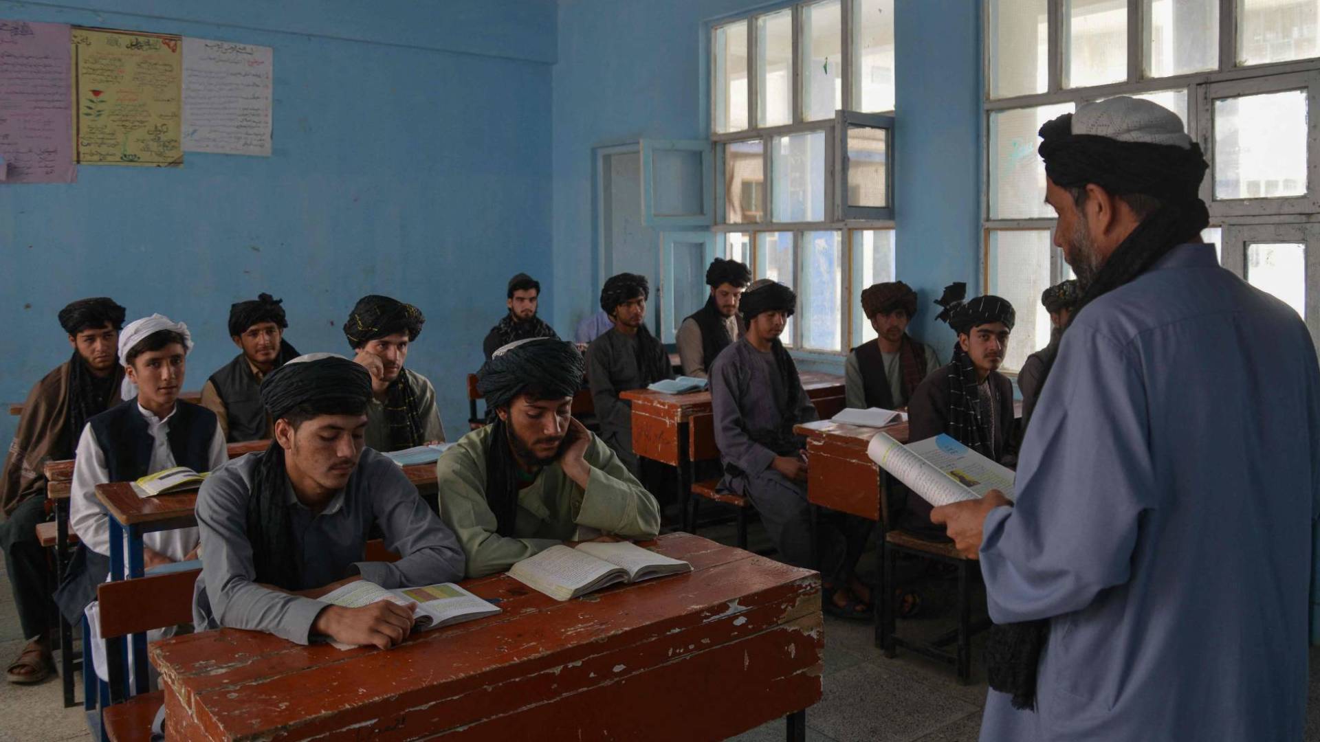 أفغانستان: منع دخول المدارس دون ارتداء العمامة والثوب "الدشداشة".. وسط شكاوى الطلبة والموظفين - فيديو