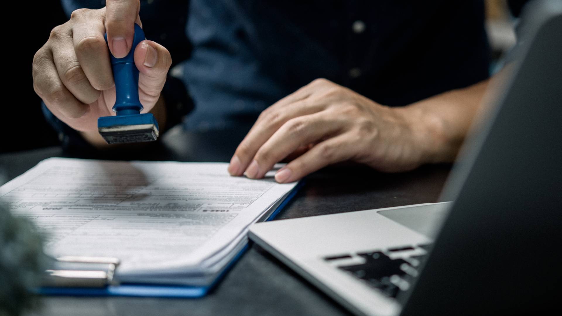 شخص يختم وثائق "تعبيرية"