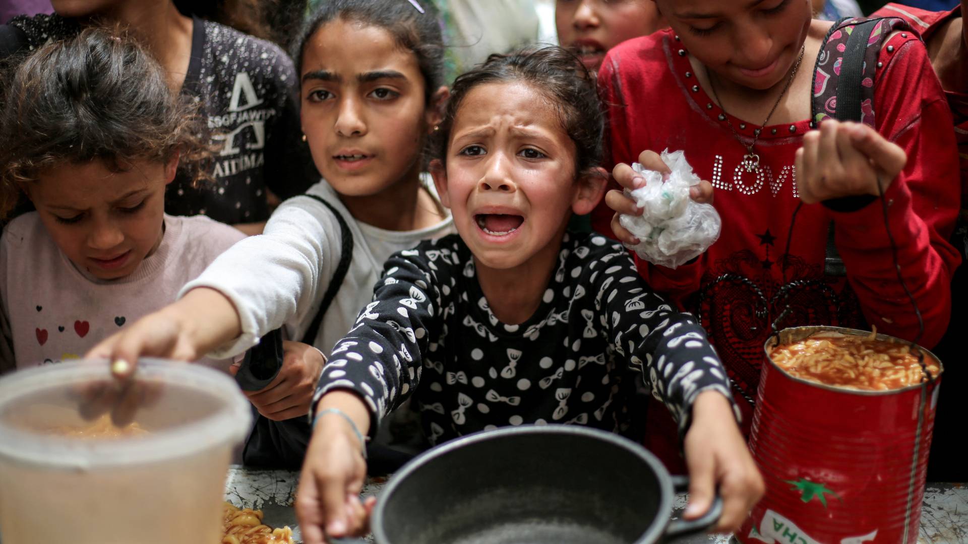 طفلة في قطاع غزة تنتظر دورها للحصول على القليل من الطعام