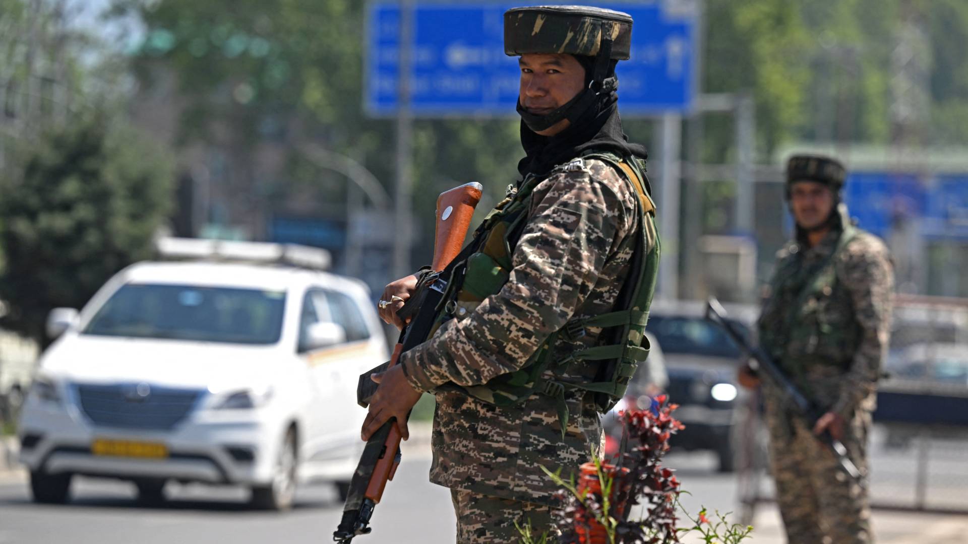 جنود عسكريين هنود يقفون حراسًا على طول أحد الشوارع في سريناغار "أ ف ب"