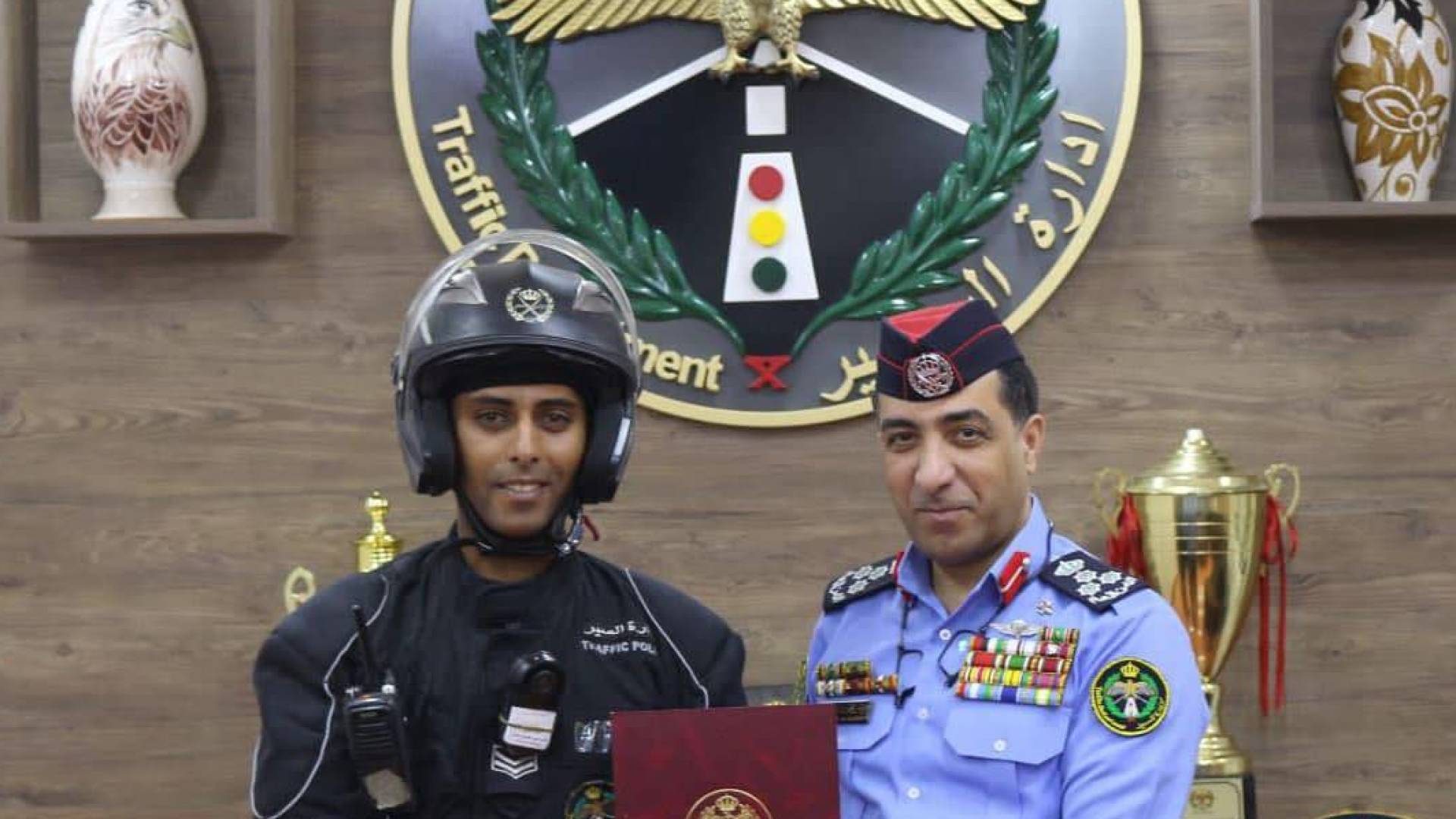 مدير إدارة السير يكرم عريفا لتعامله السريع مع حريق مركبة في عبدون