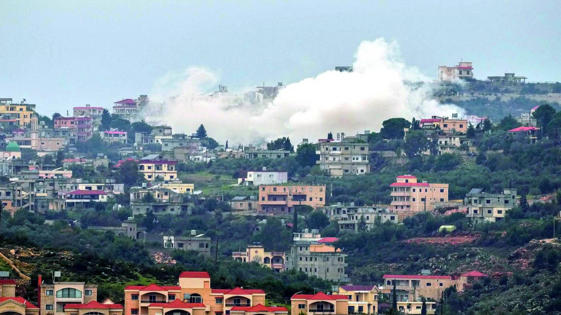 غارات عنيفة على لبنان