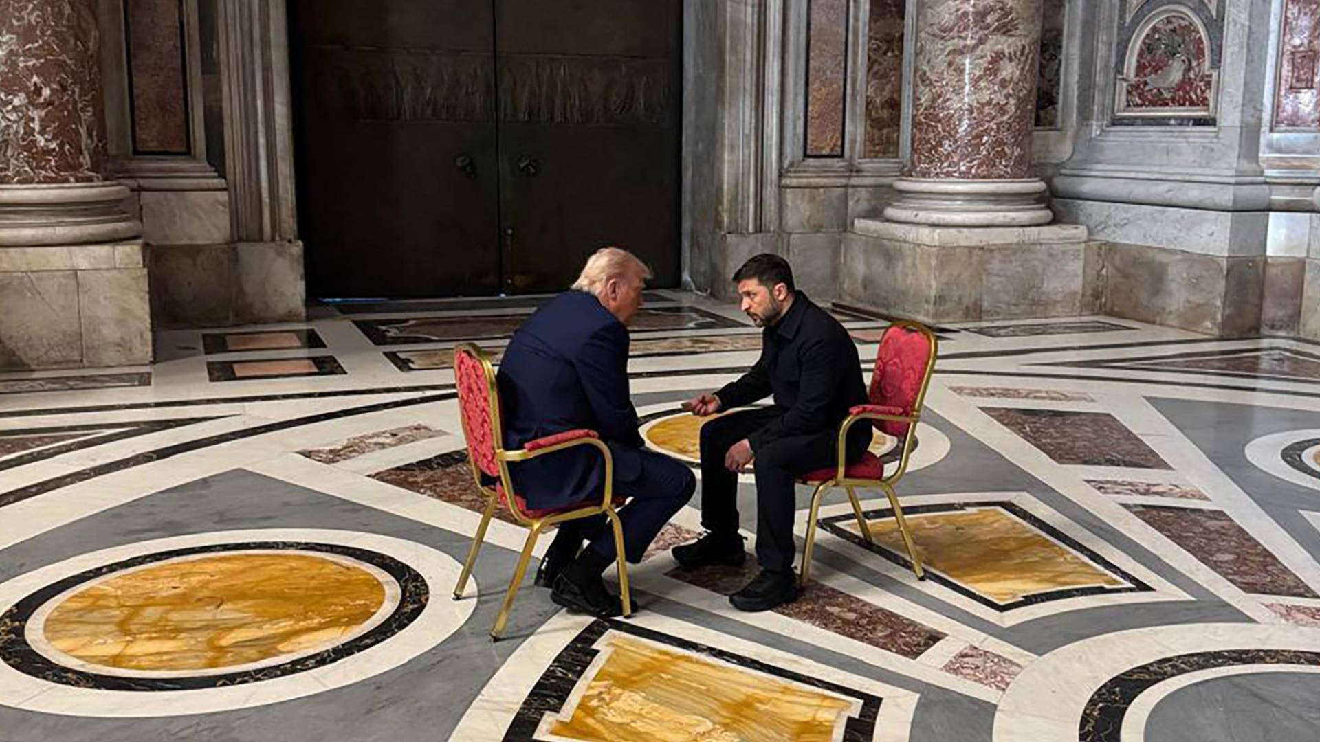 الرئيس الأوكراني فلوديمير زلينسكي والرئيس الأمريكي دونالد ترمب