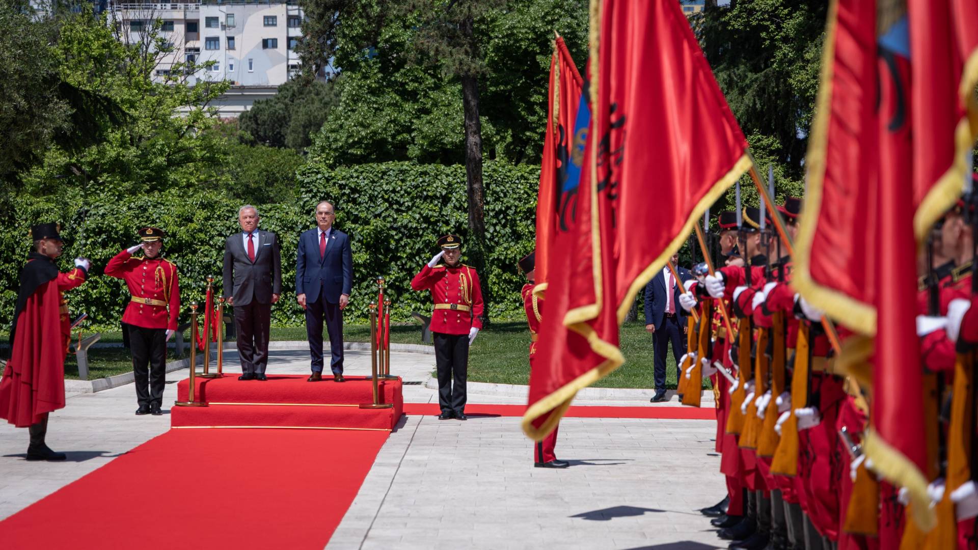 مراسم استقبال رسمية للملك لدى وصوله القصر الرئاسي في تيرانا