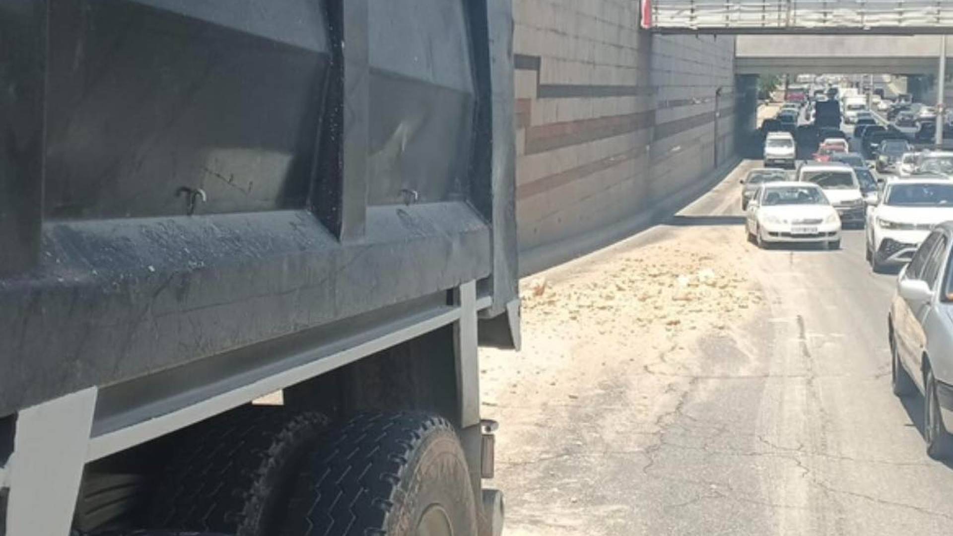 سقوط الأتربة داخل النفق