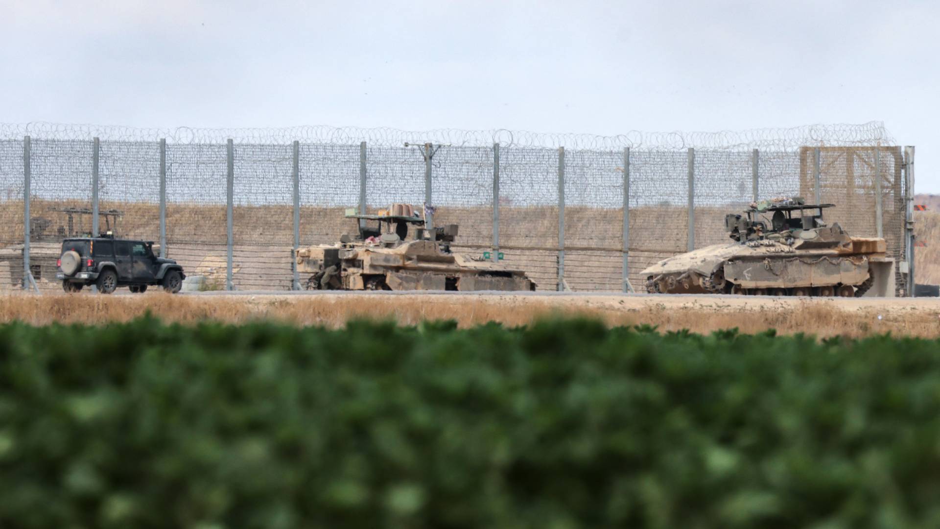 دبابات للاحتلال منتشرة في موقع قرب الحدود مع قطاع غزة