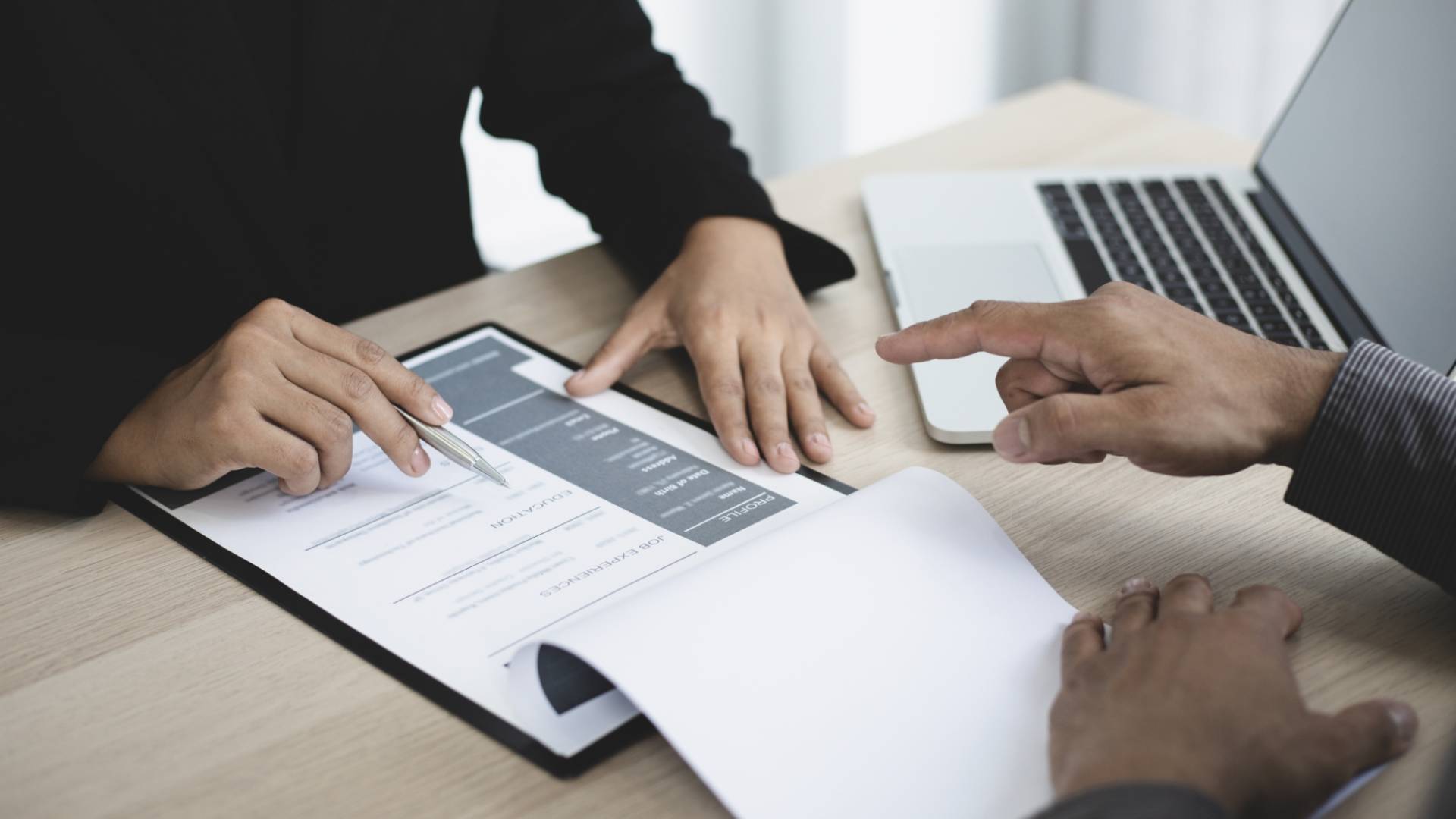 صورة تعبر عن مقابلة عمل