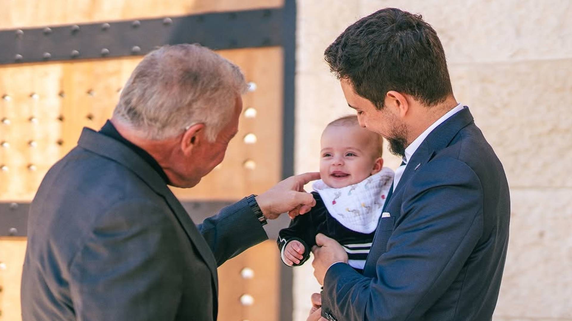 صورة عائلية للملك عبدالله الثاني والأمير الحسين والأميرة إيمان تثير تفاعلا واسعا