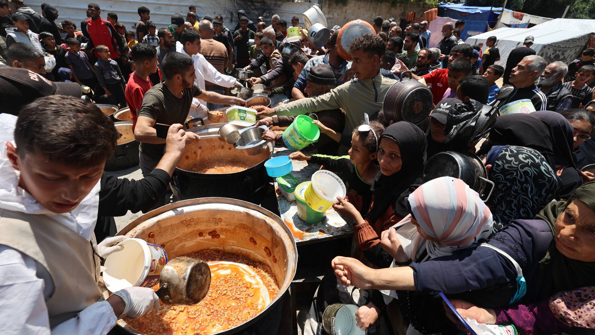سكان غزة وهو يحاولون الحصول على الطعام