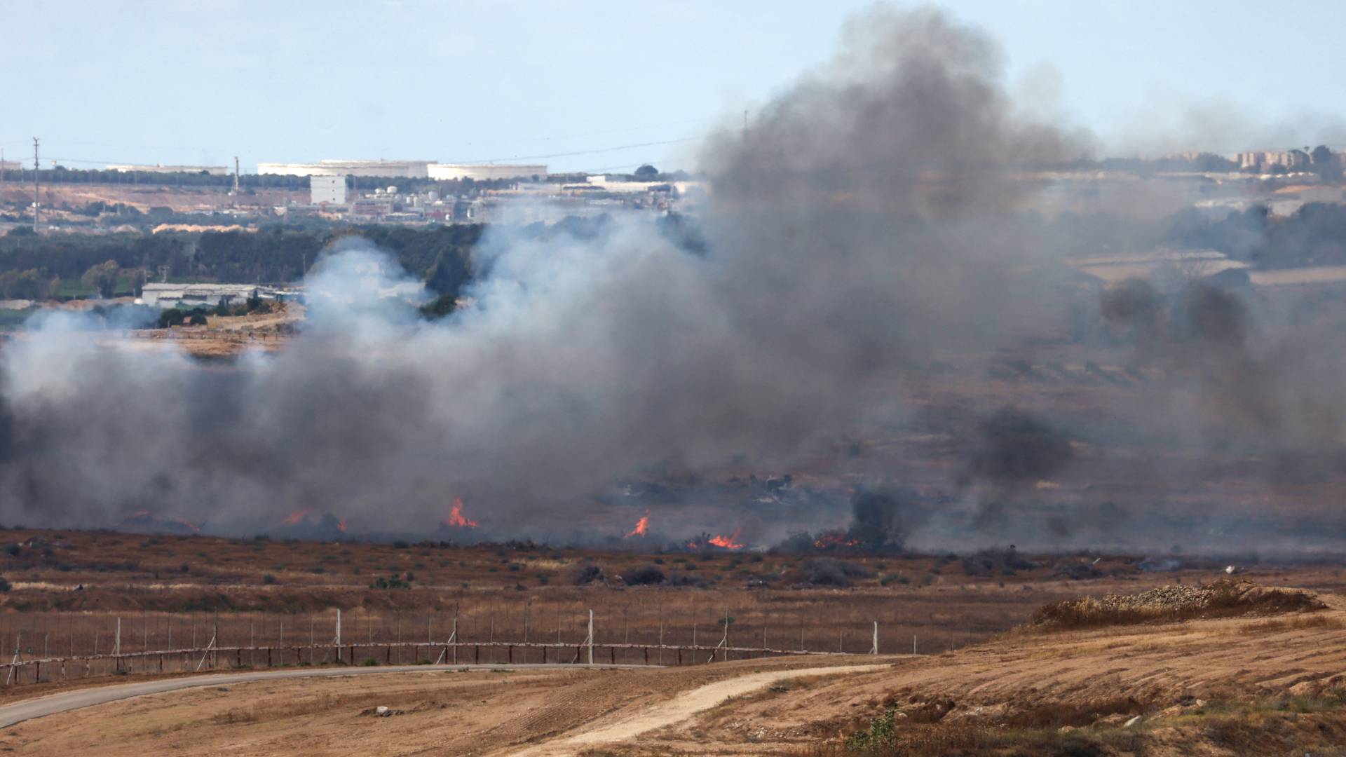 اشتعال النيران إثر القصف على قطاع غزة