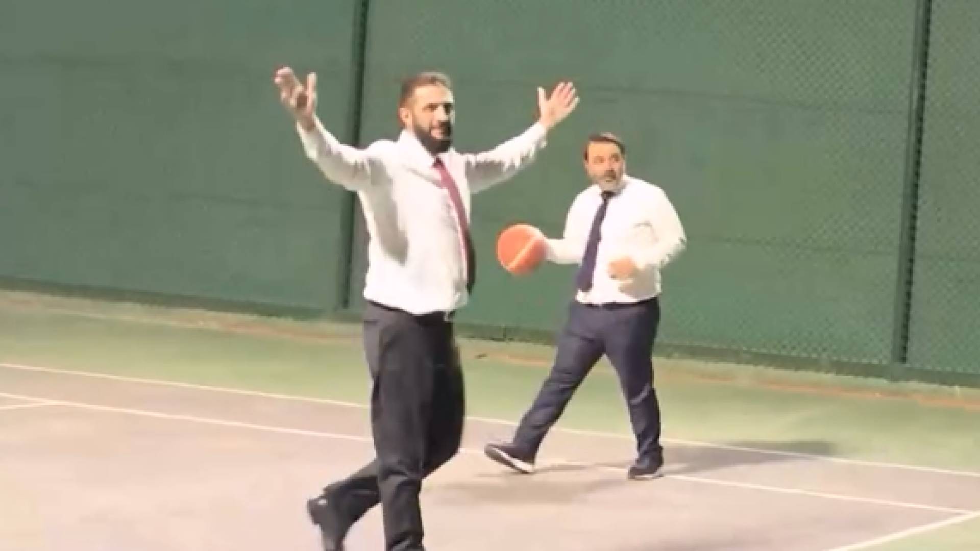 الرئيس السوري أحمد الشرع ووزير خارجيته أسعد الشيباني وهما يلعبان كرة السلة