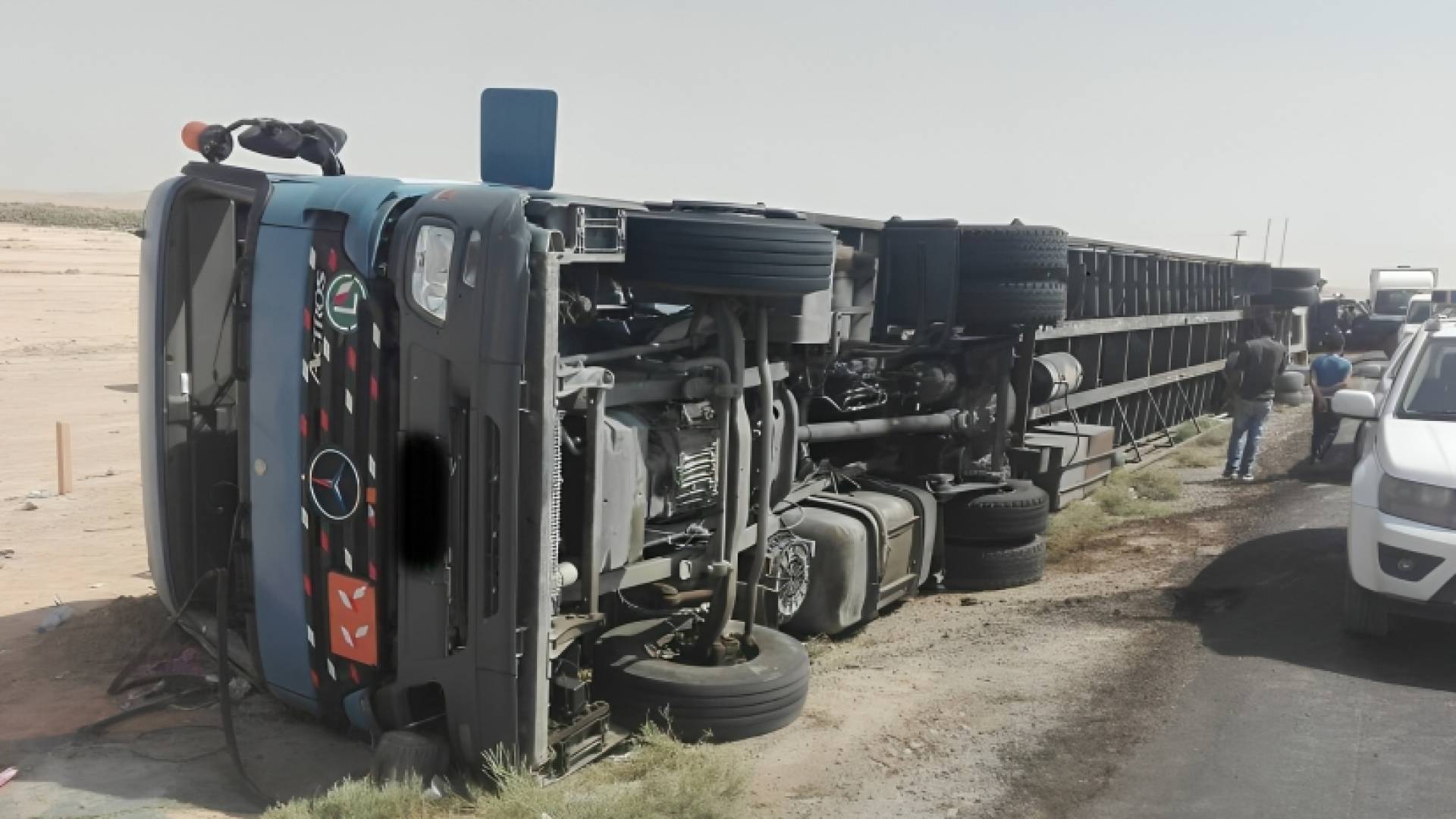 صورة تعبر عن سقوط ناقلة مركبات