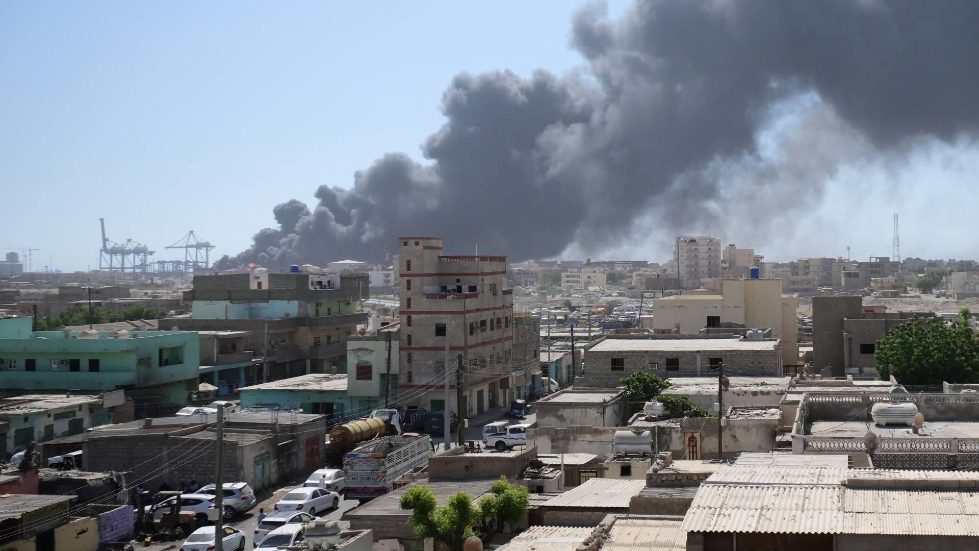 تصاعد الدخان بعد غارة بطائرة مسيرة على ميناء بورسودان