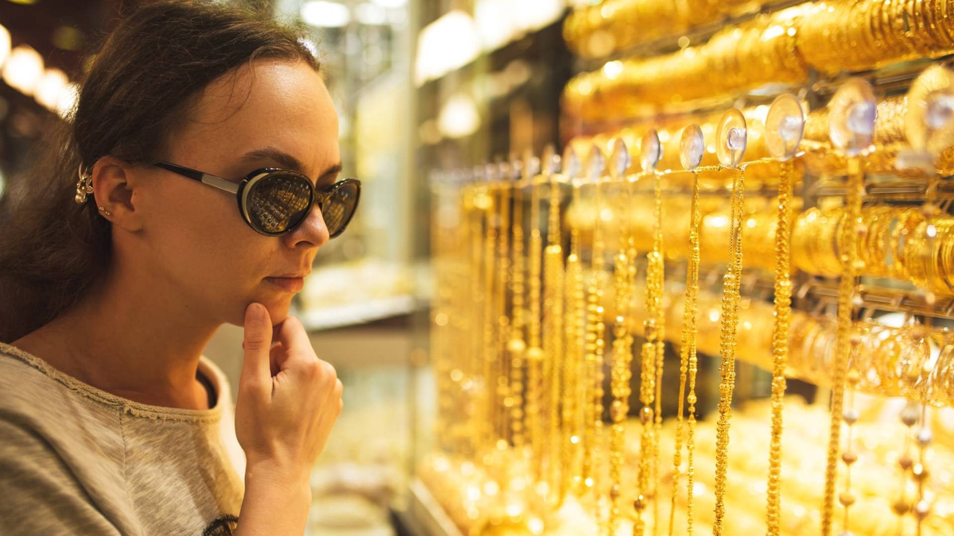 سيدة تشتري الذهب - تعبيرية