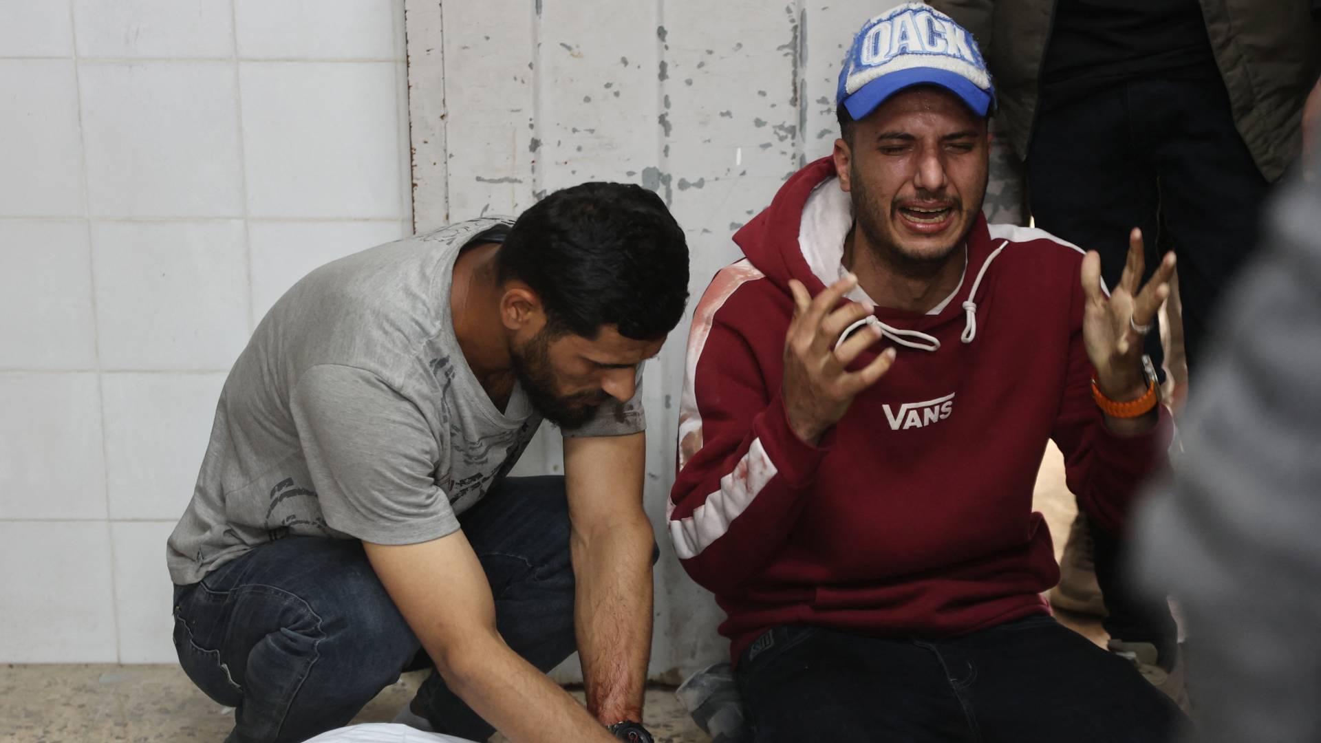 فلسطيني يبكي أحد أفراد عائلته في قطاع غزة