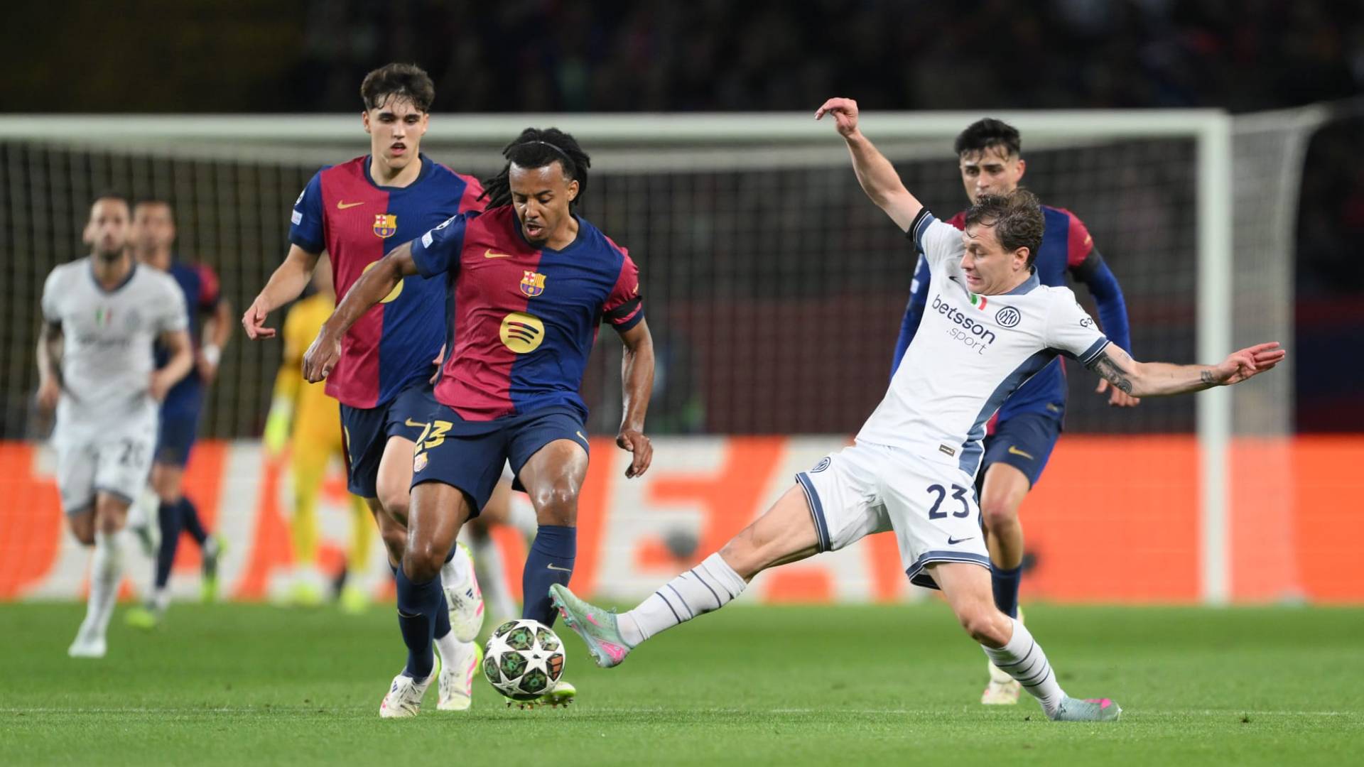 جويل كوندي يغيب عن برشلونة بسبب الإصابة