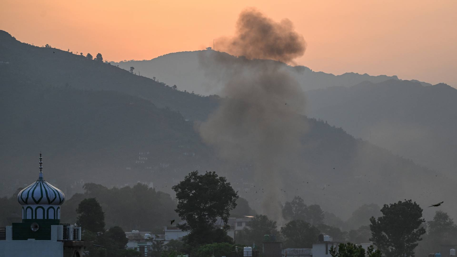تصاعد الدخان في منطقة بونتش بعد أن أطلقت الهند صواريخ على باكستان