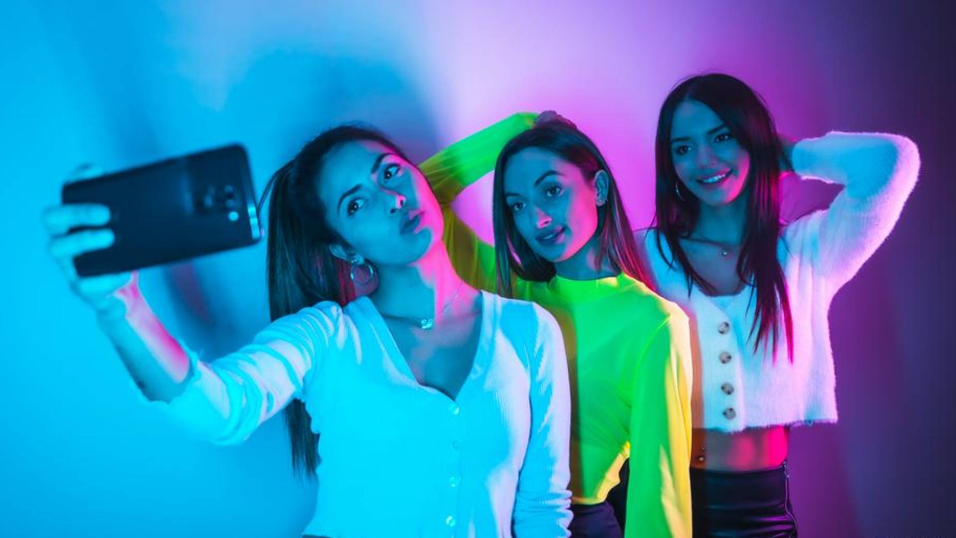 تحذير من مخاطر "فلاتر التجميل" في تطبيقات الهواتف