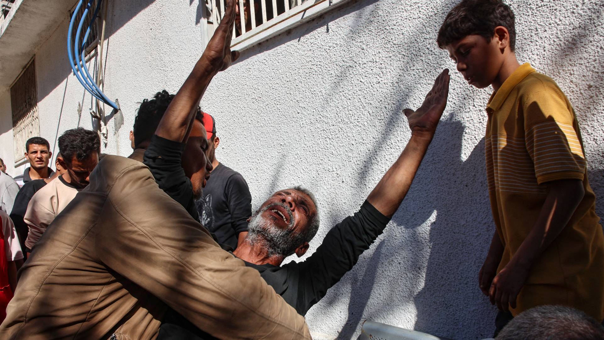 فلسطيني يبكي أحد أفراد عائلته في قطاع غزة