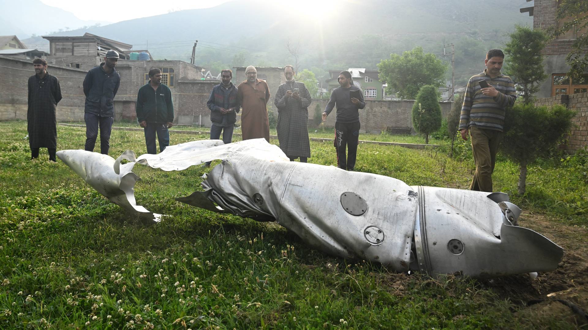 أشخاص يقفون عند صاروخ هندي عند الأشخاص