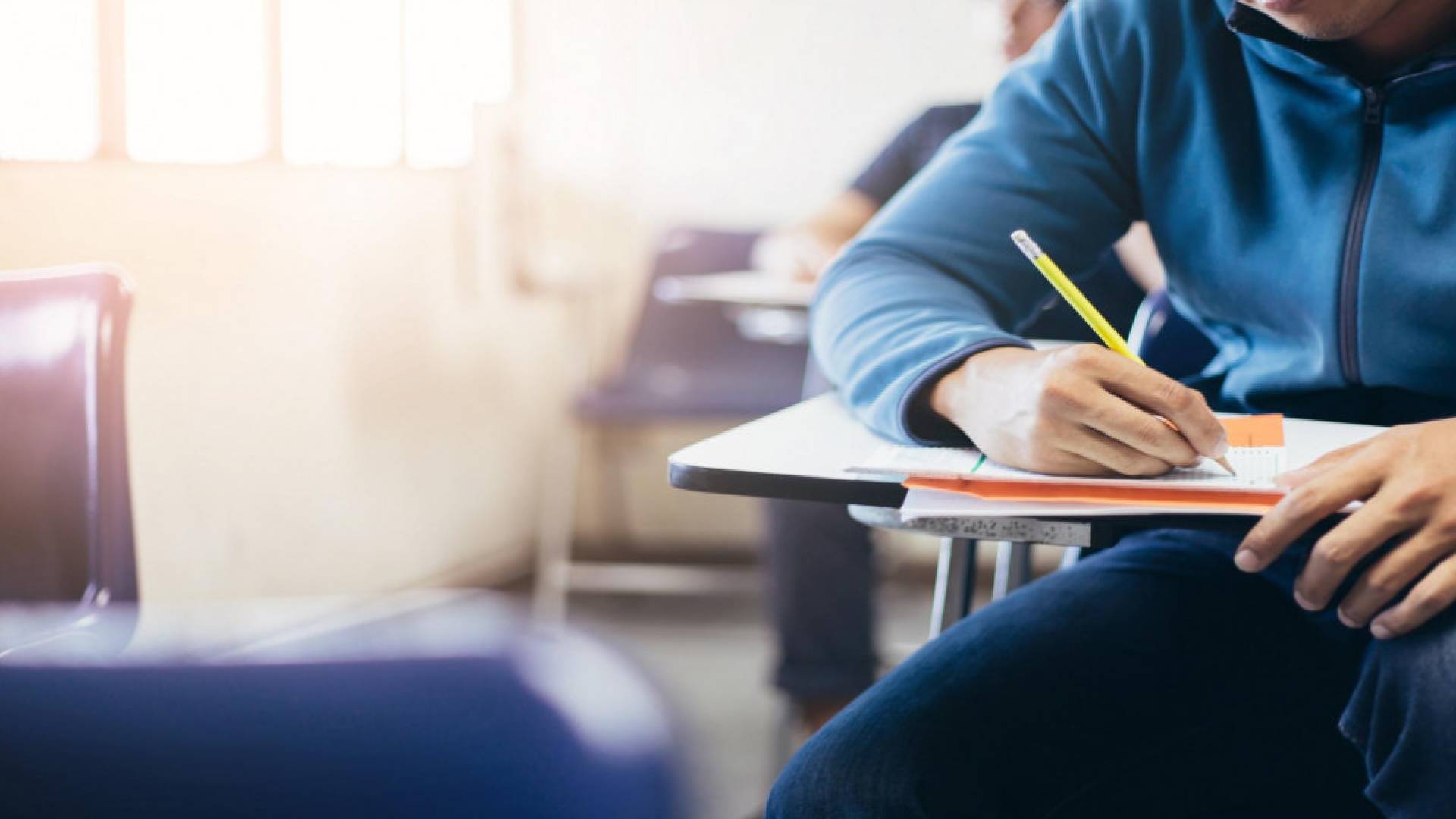 طالب يتقدم لامتحان