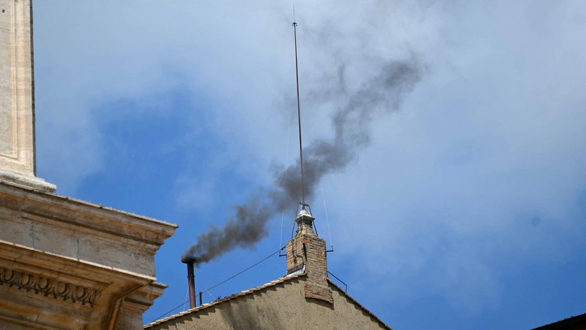 الدخان الأسود يتصاعد مجددا من كنيسة سيستينا بعد فشل انتخاب بابا جديد