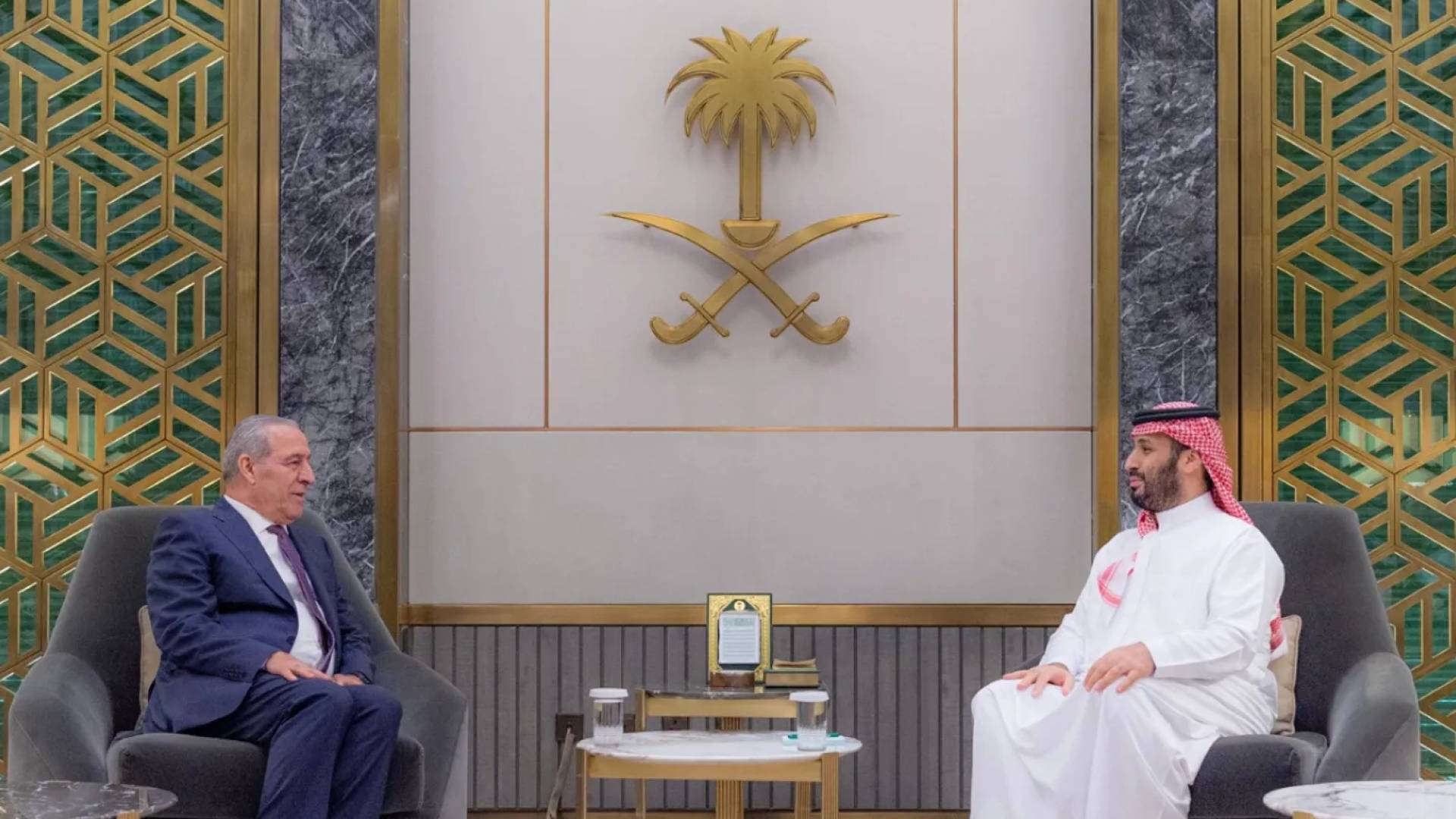 لقاء ولي العهد السعودي محمد بن سلمان ونائب الرئيس الفلسطيني حسين الشيخ