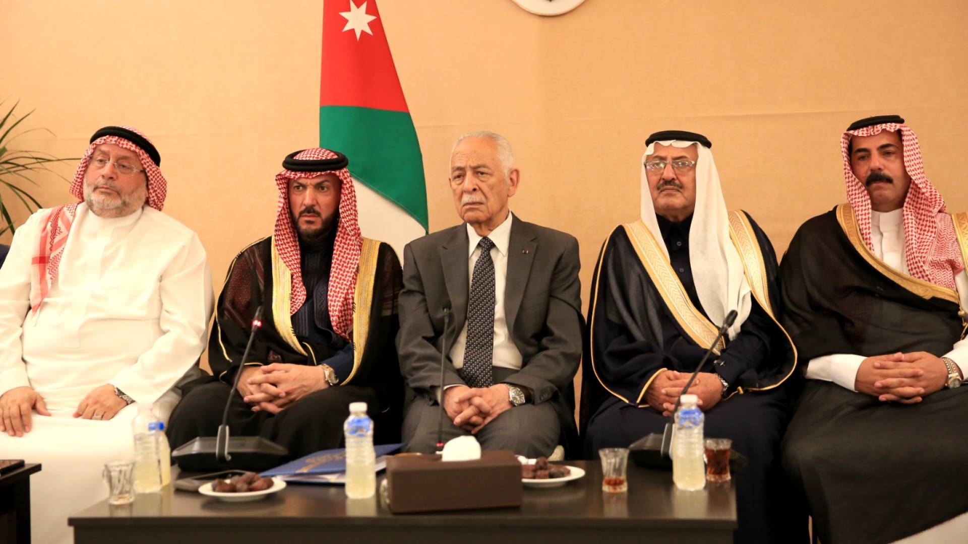 العيسوي خلال لقائه نحو أربعمئة من شيوخ ووجهاء وشباب ونساء من مختلف المحافظات