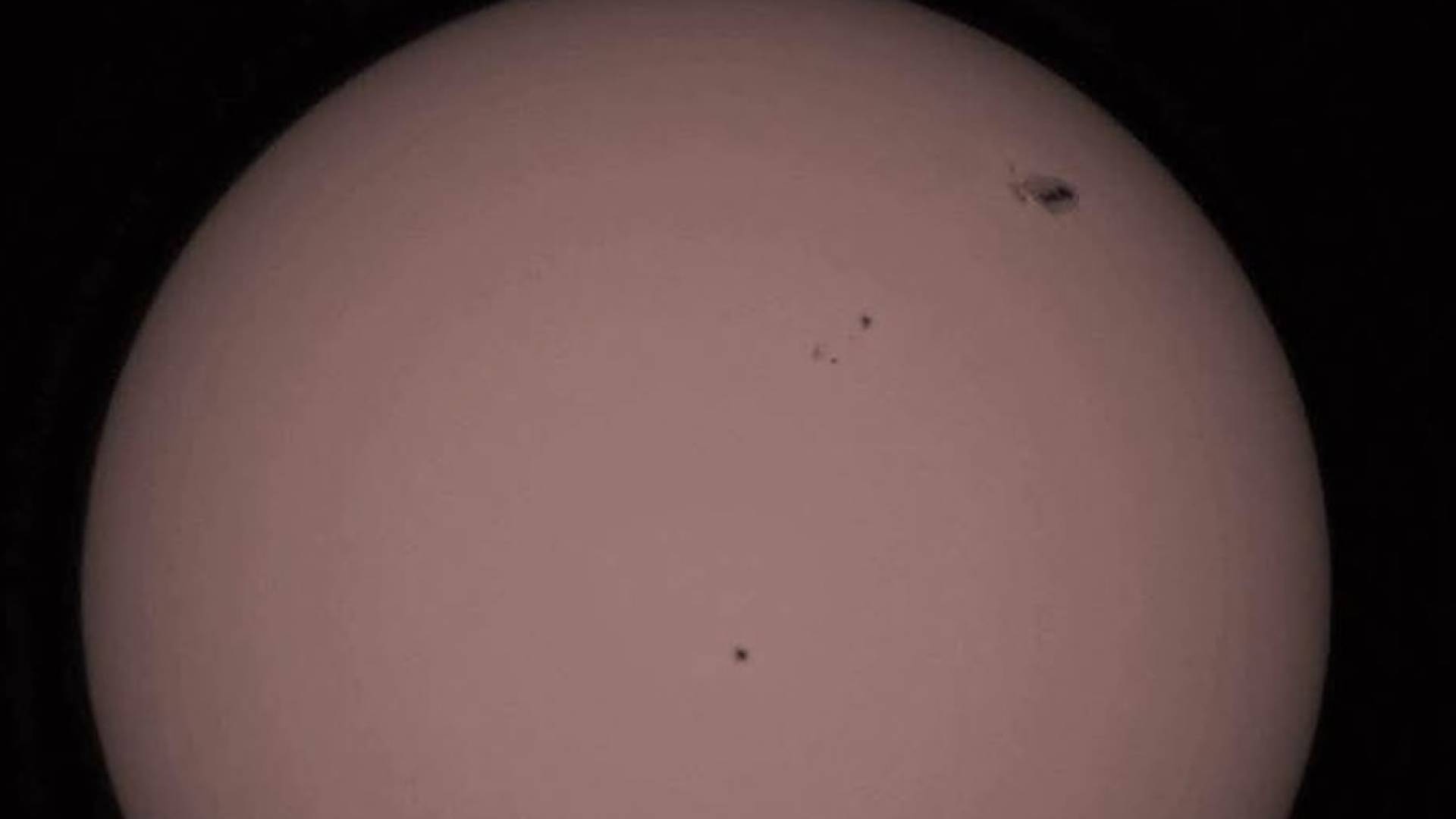 رصد بقعة شمسية ضخمة من شمال عمّان