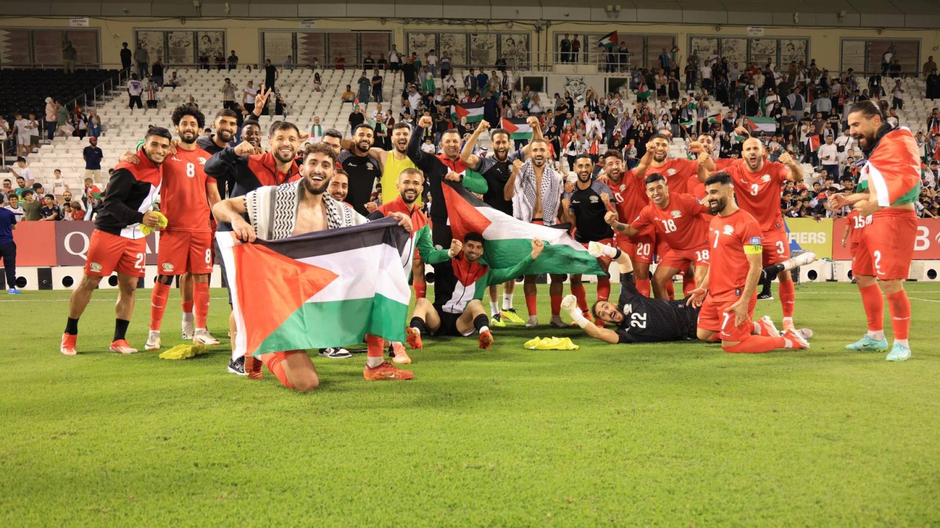 للاعبو المنتخب الوطني يحتفلون بفوز سابق