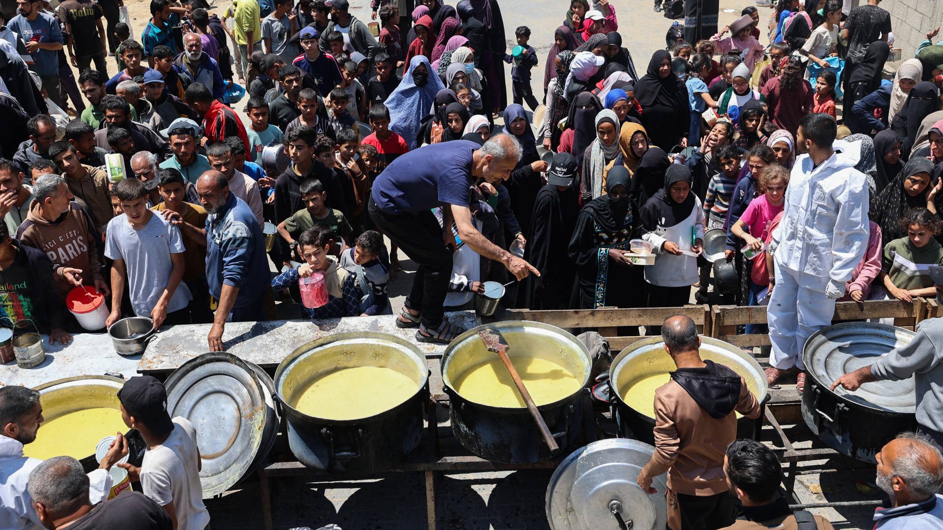 فلسطينيون في غزة ينتظرون الحصول على القليل من الطعام