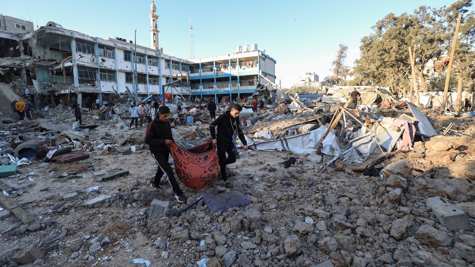 تعرض مدرسة لقصف طيران الاحتلال