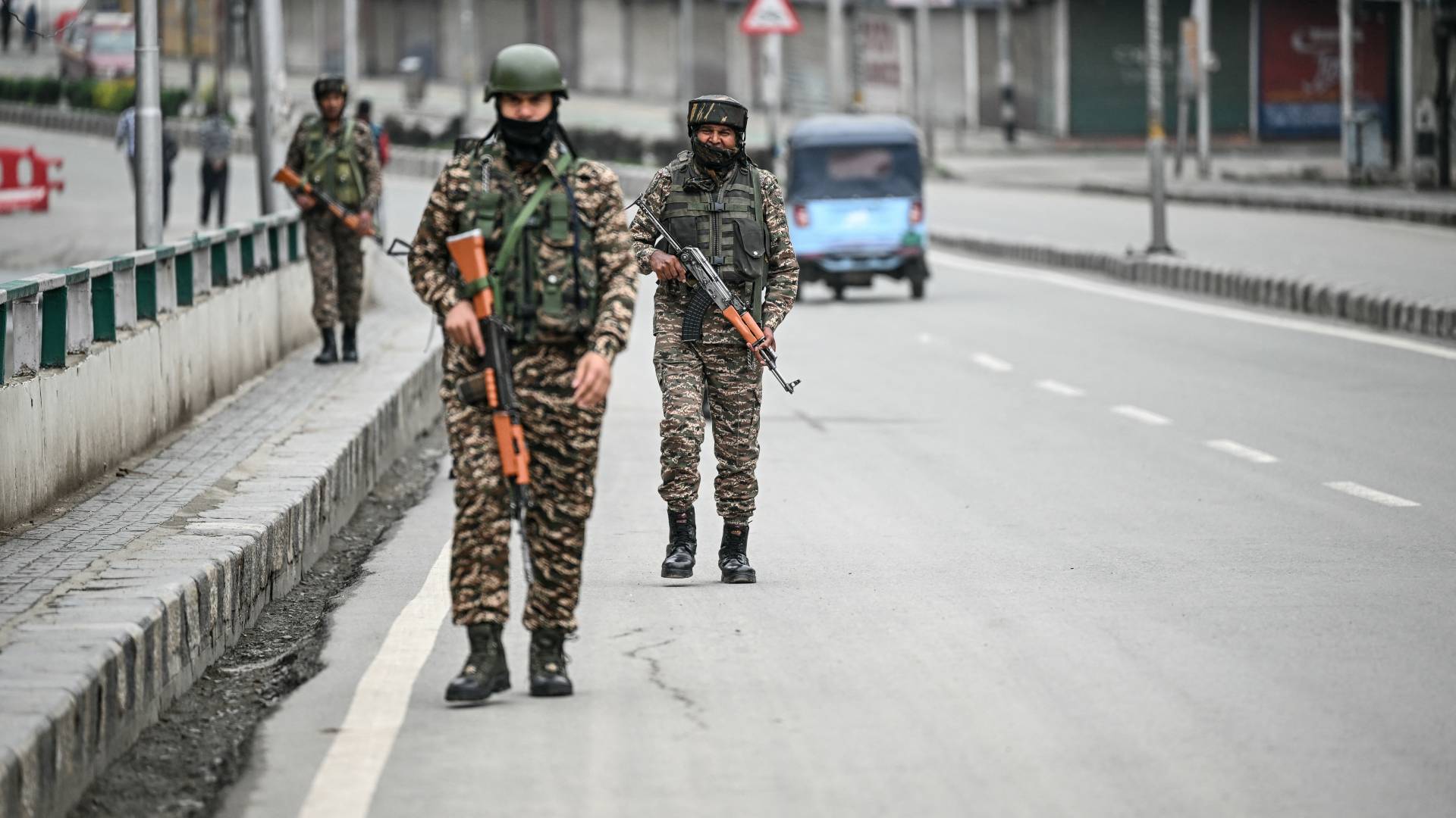 جنود شبه عسكريين هنود يقومون بدورية على طريق في سريناغار