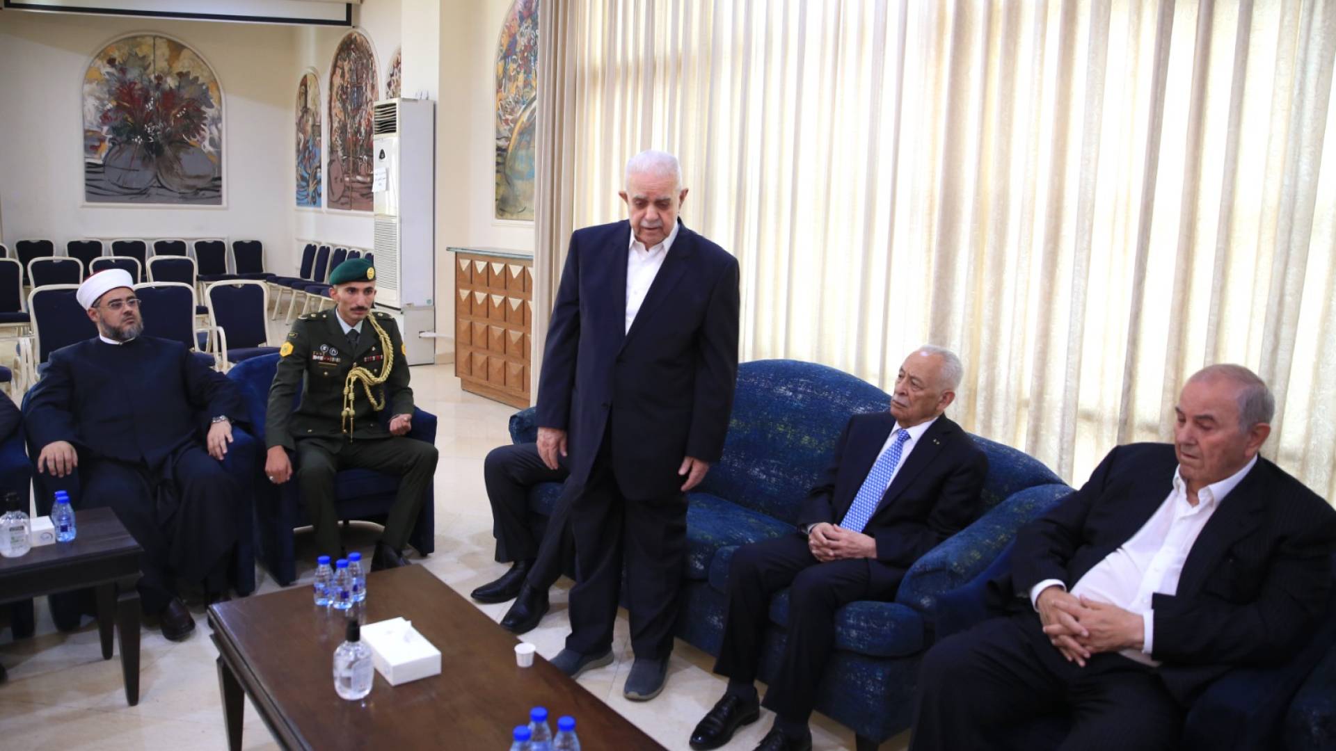 العيسوي ينقل تعازي الملك وولي العهد إلى إياد علاوي بوفاة نجله