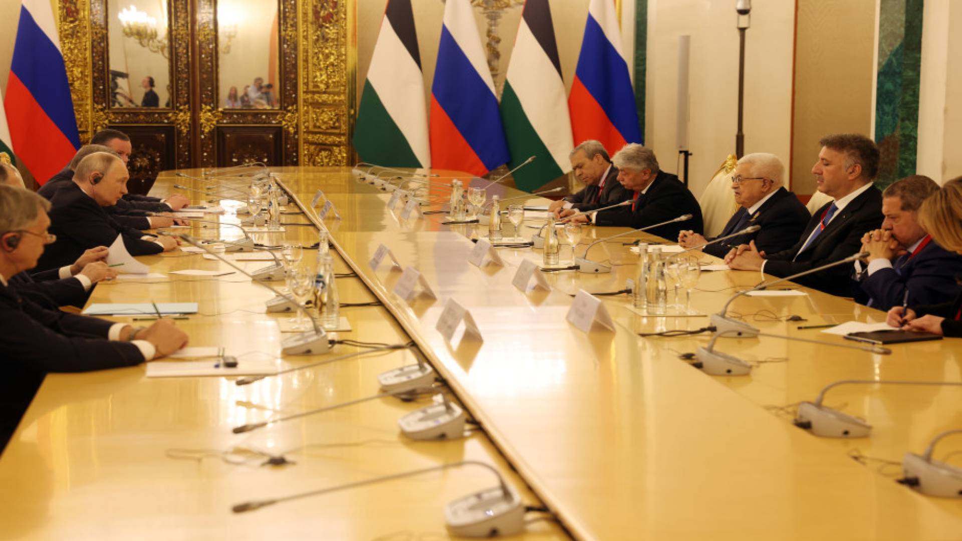 الرئيس الفلسطيني محمود عباس خلال لقائه رئيس روسيا الاتحادية فلاديمير بوتين