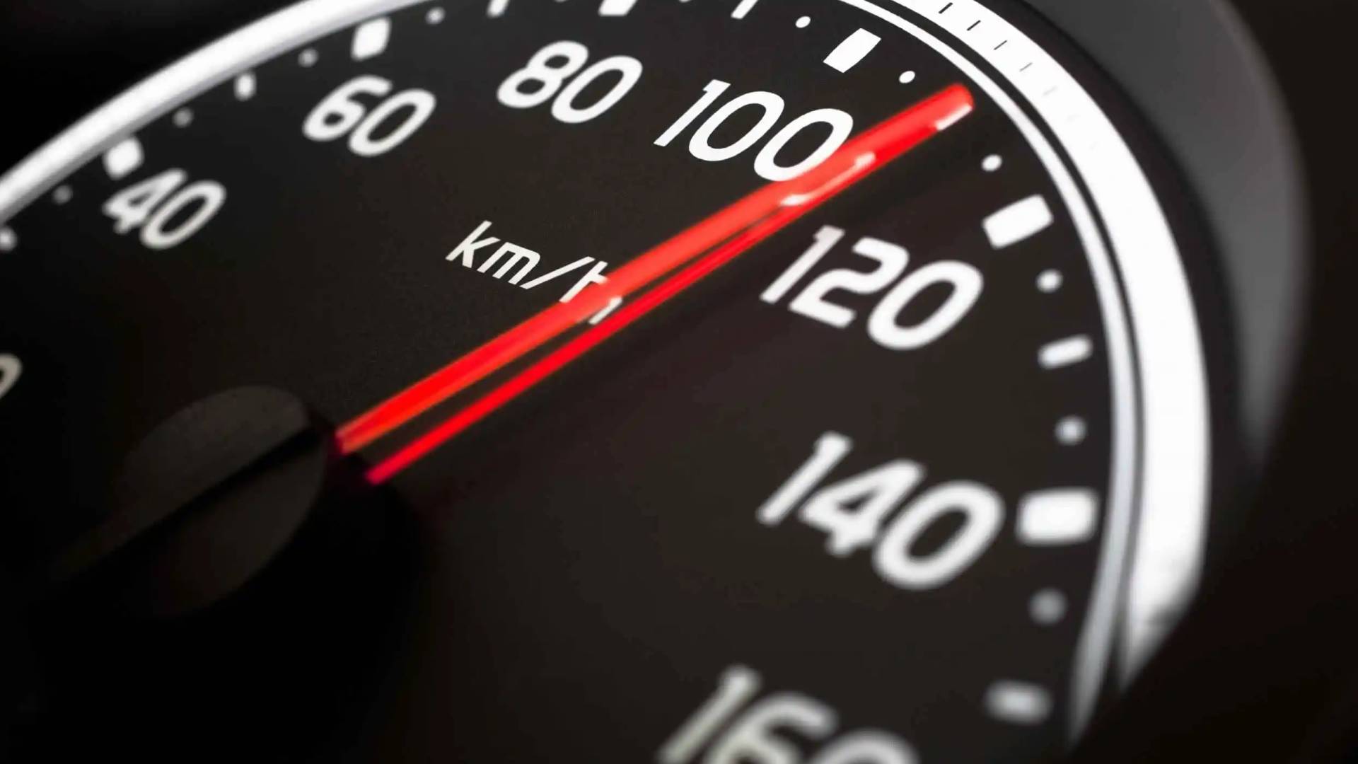 مخالفات مرورية خطرة.. ضبط مركبة بسرعة 226 كم/ساعة على الطريق التنموي