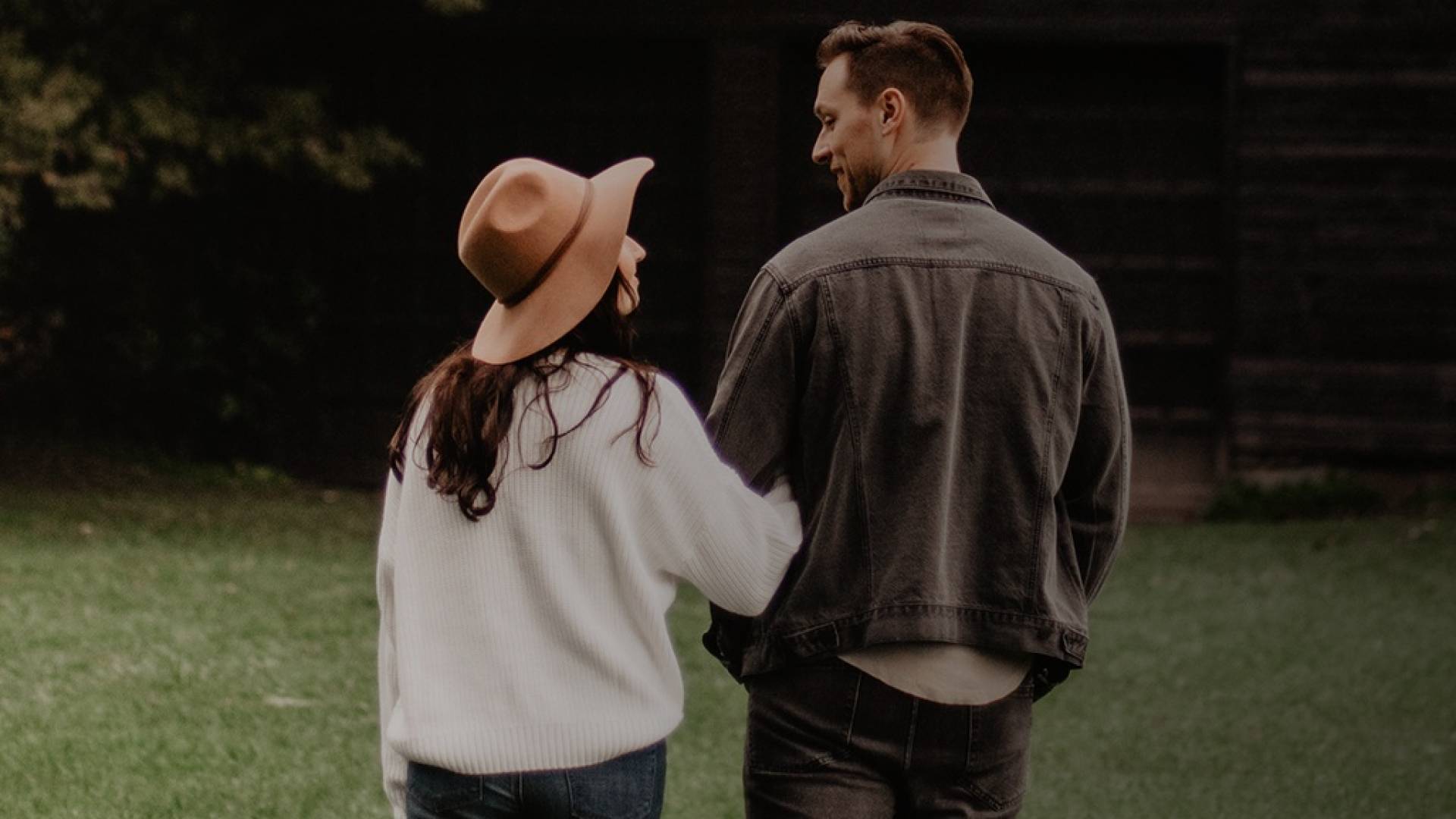 كيف تعرف أن الشخص يحبك من لغة جسده؟ إليك أبرز الإشارات التي لا تخطئ!