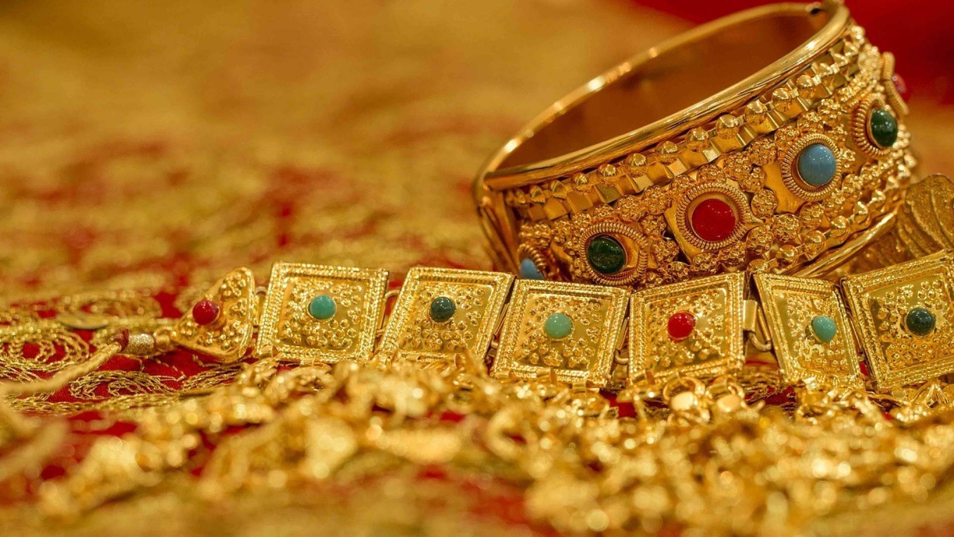 الحلي والمجوهرات