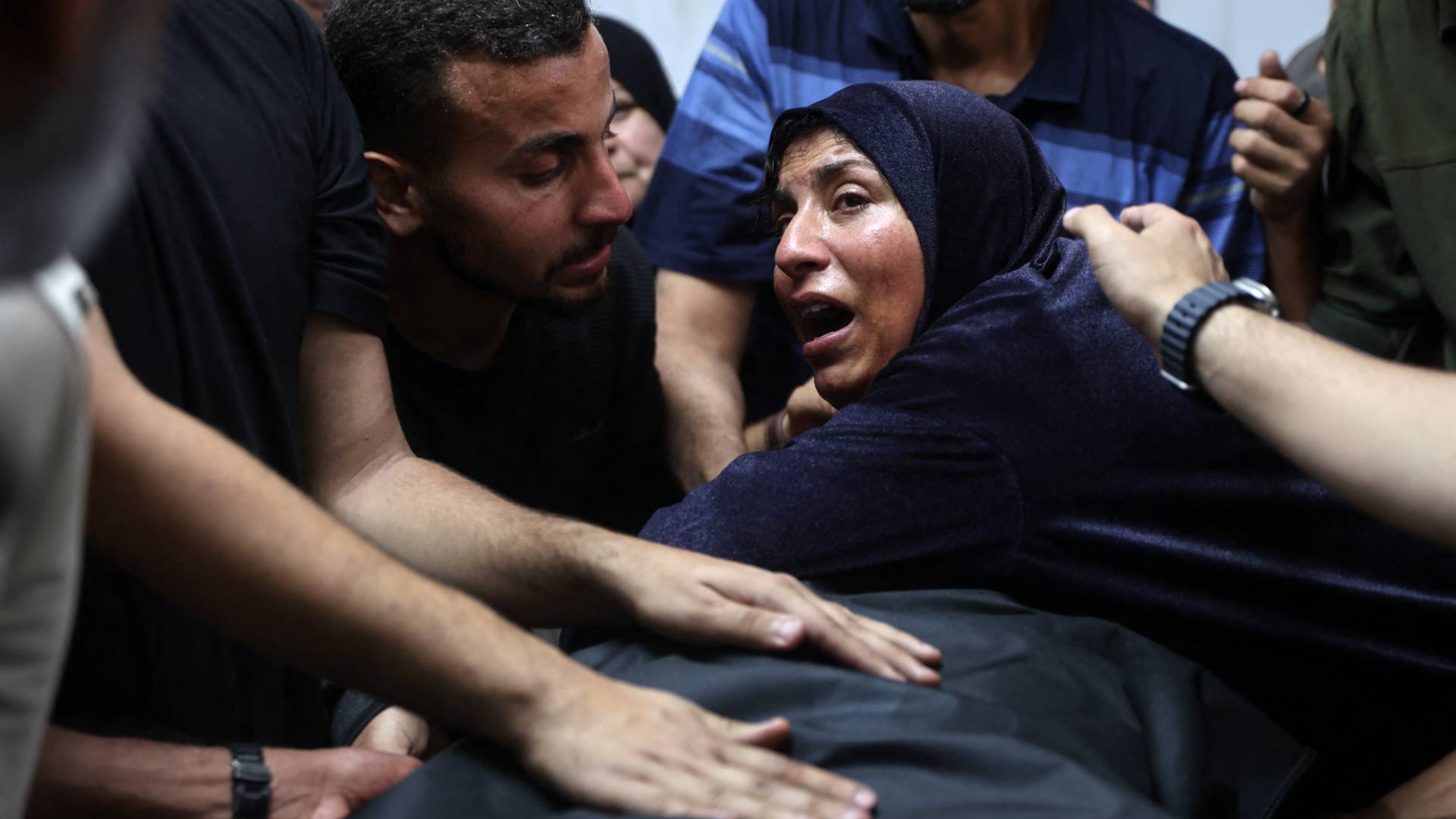 فلسطينية تبكي أحد أفراد عالتها في غزة